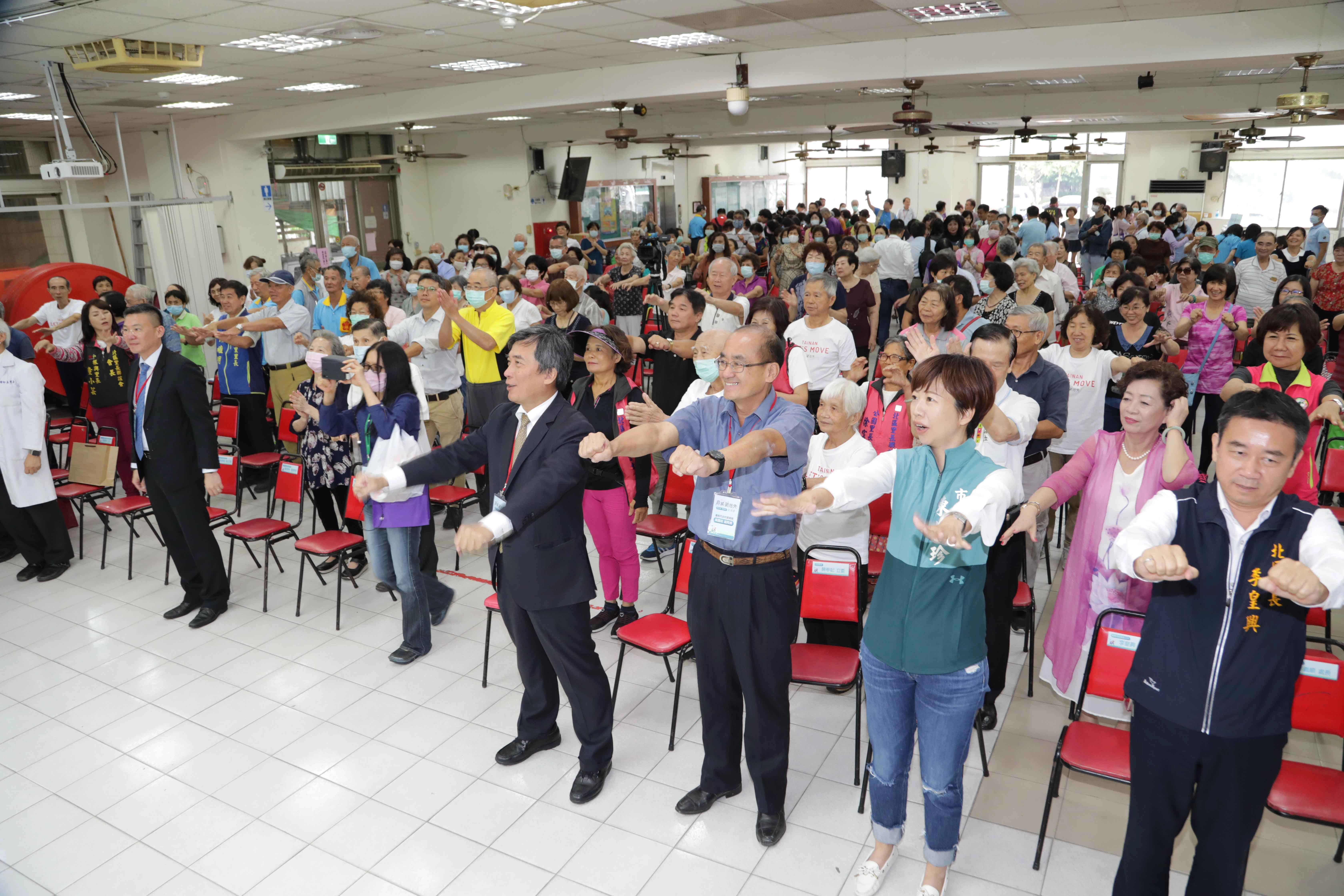 台南市政府與研鼎智能股份有限公司共同舉辦「府城動起來-青銀共動 健康邁進」成果記者會。