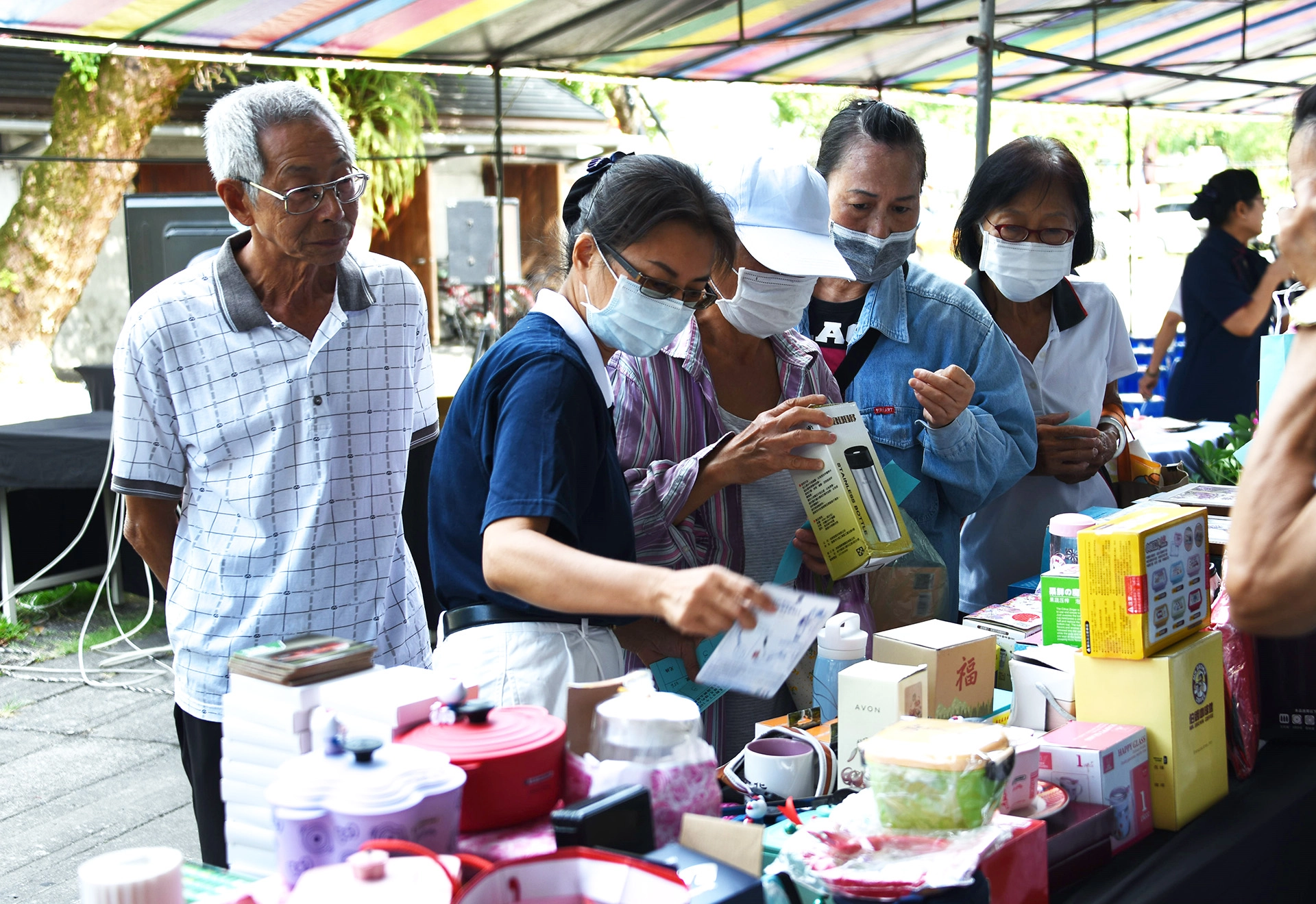 民眾在闖關後，前來兌換獎品，獎品都是志工從家裡帶來全新、用不到的物品。