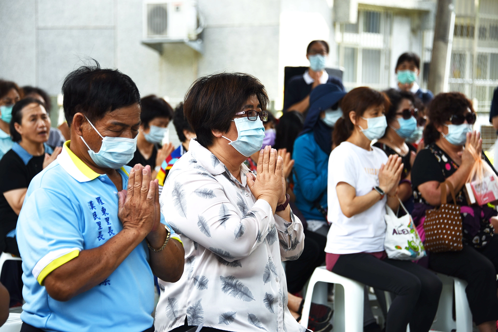 宜蘭慈濟8月9日上午在羅東鎮樟仔園文化園區舉行「七月吉祥月感恩祈福」，羅東鎮長吳秋齡(右)與民眾一起祈禱。
