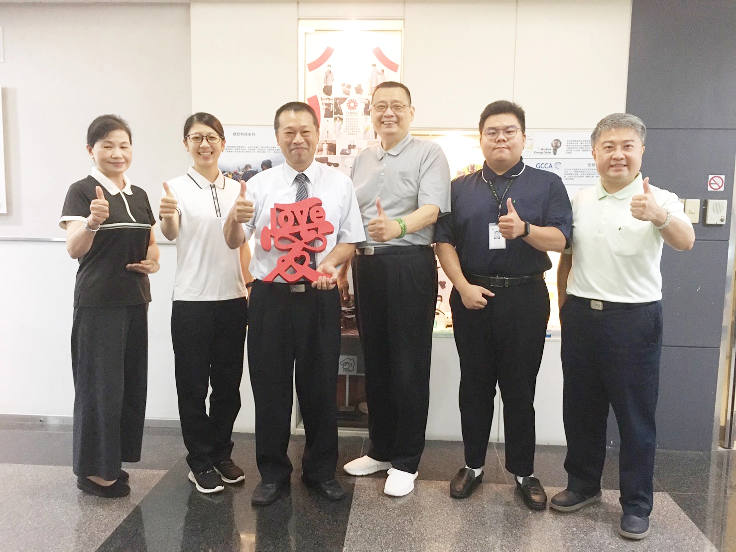 八月十日大愛感恩的人文周會，邀請來自新竹的 王明永師兄(左三)，以「一善化千災」為題，分享他罹患骨癌末期卻奇蹟般重生的故事 (攝影：陳昱綺)。