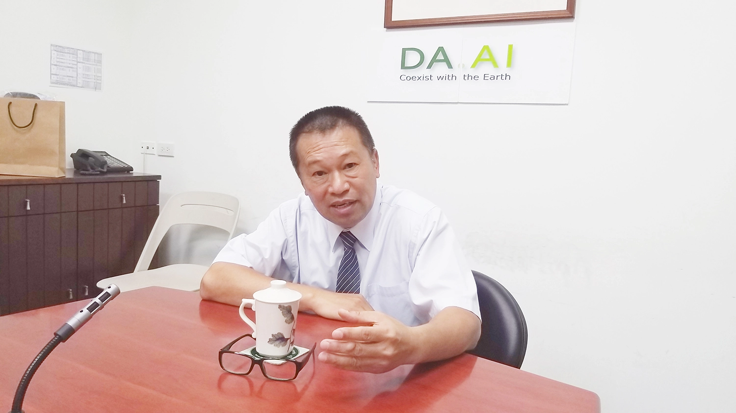 明永師兄受訪表示，大愛感恩科技同仁從事環保再生產業，將廢棄的垃圾轉化為資源回收再生利用，是保護地球環境最直接又有效的具體行動，若是同仁能再落實茹素，將素食健康、戒殺護生、保護環境、減輕碳排都串連一致，那麼對於減輕地球暖化，將更具工作價值與意義 (攝影：呂怡德)。