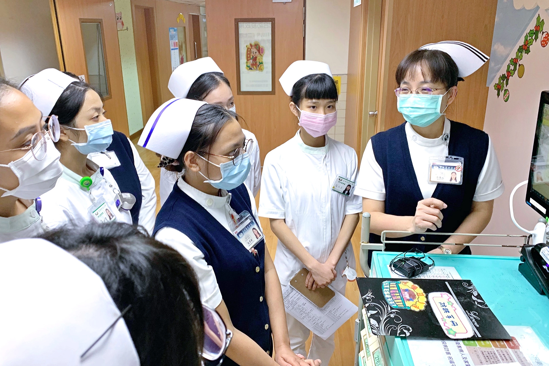 花蓮慈院護理部副主任呂基燕(右一)到兒科病房指導新進護理實習生。彭薇勻 拍攝