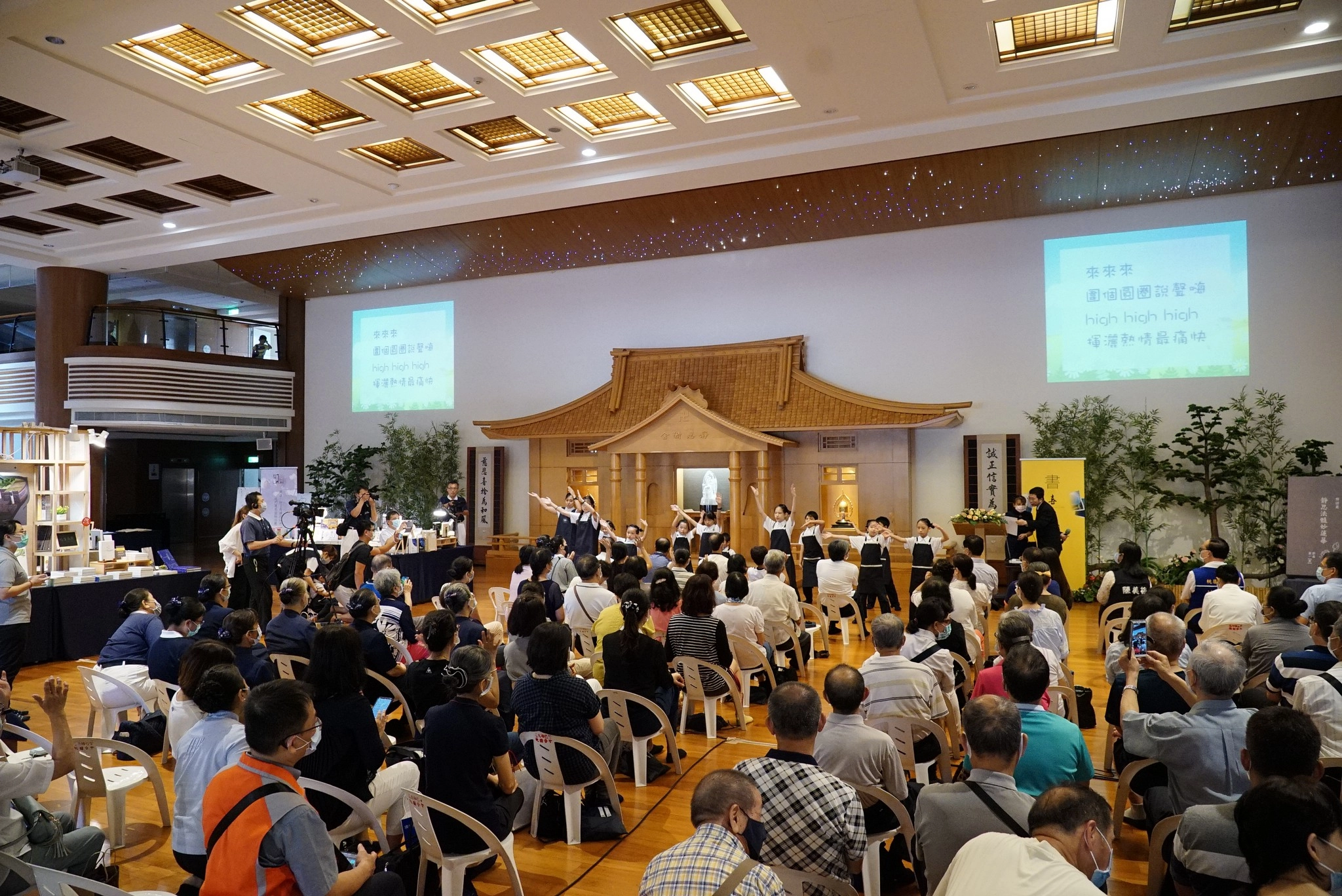 喜閱書展開幕，靜思書軒小志工帶來青春洋溢的表演