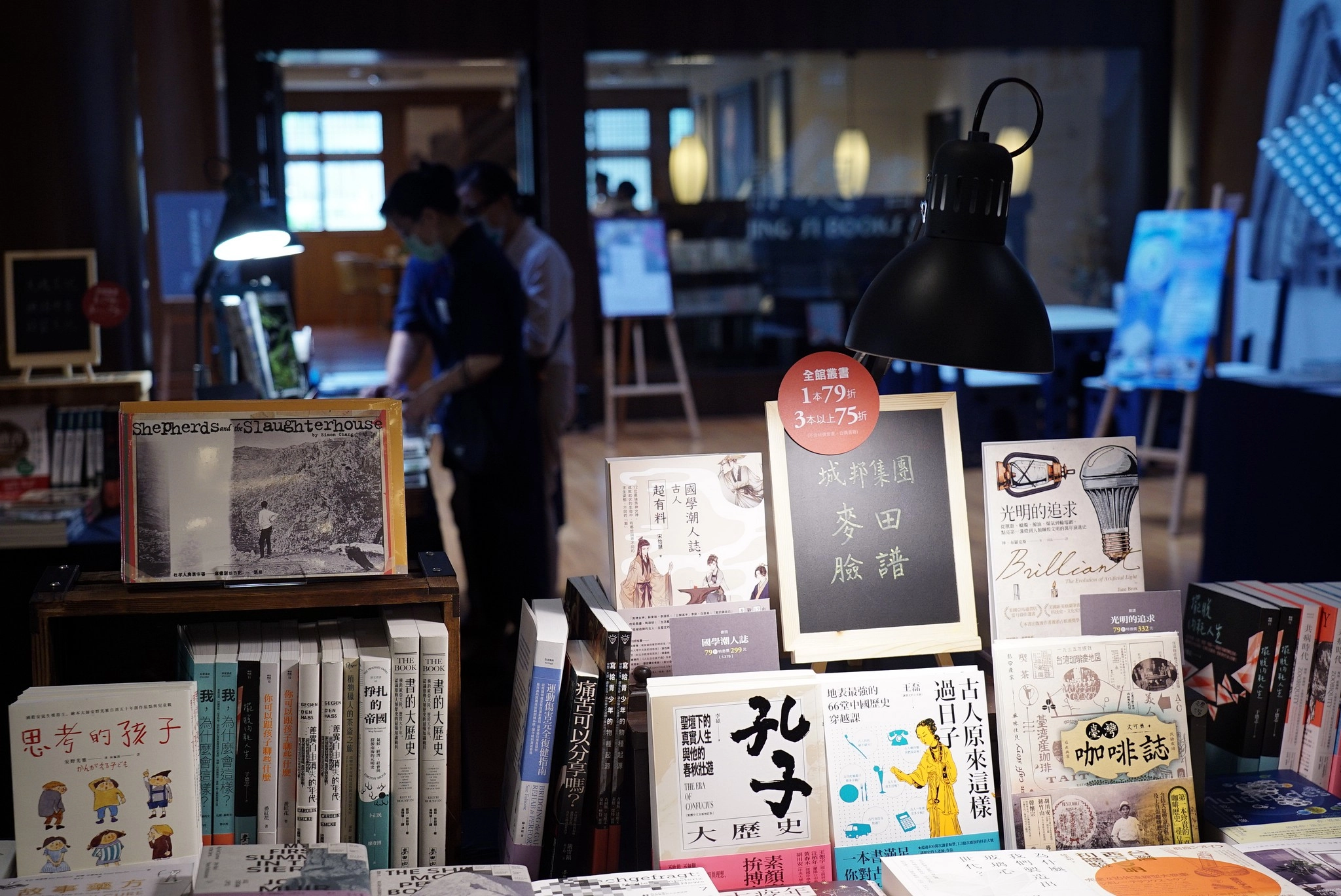 書展現場集結六十多家出版社新書，總計八百多種書籍任君挑選