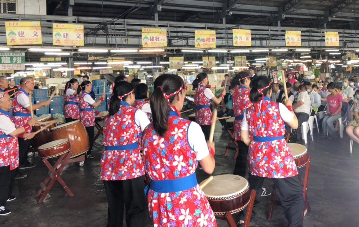 西屯太鼓隊表演的「鼓聲響起」，讓臺中市果菜批發巿場吉祥月祈福會現場熱鬧滾滾。