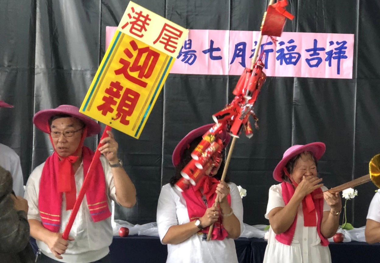 港尾里社區長青協會的長者表演「內山姑娘要出嫁」讓臺中市果菜批發巿場吉祥月祈福會現場熱鬧滾滾。