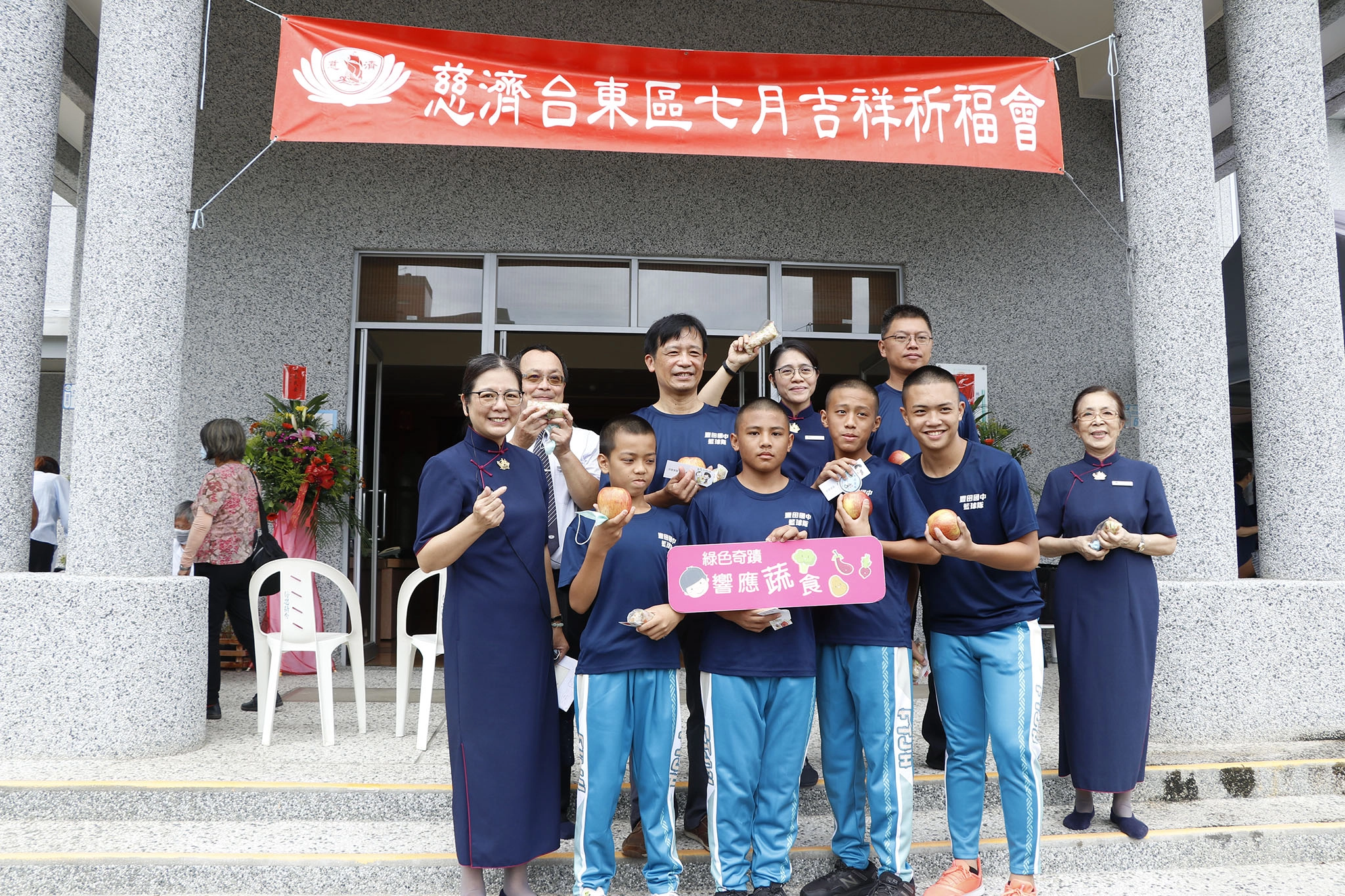 臺東豐田國中洪文政校長帶籃球隊學生一同為這次疫情祈禱。