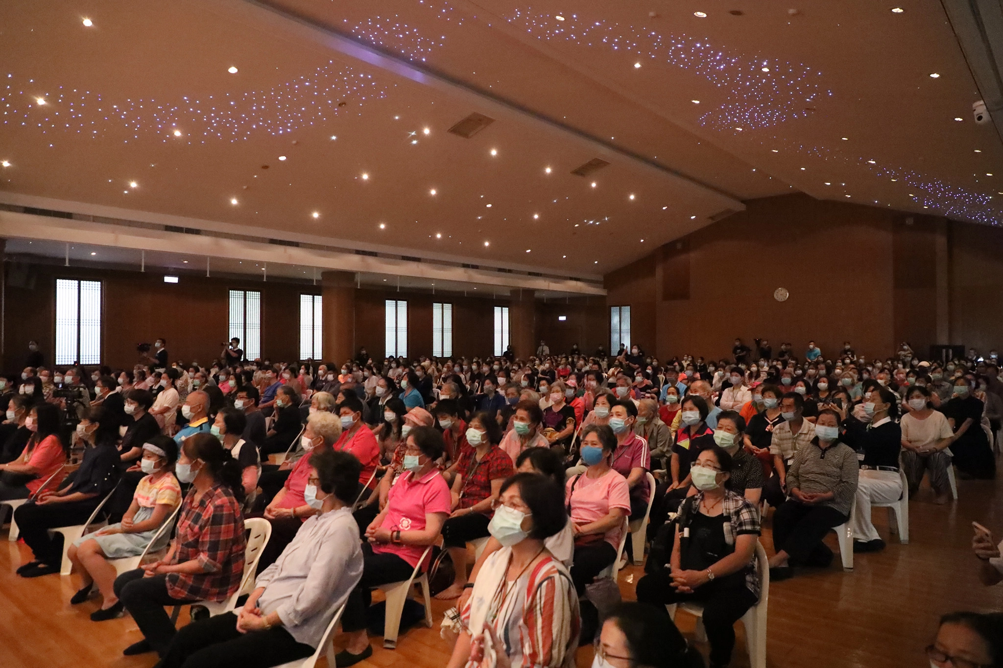 8月15日慈濟在南投聯絡處舉辦「靜思智慧語.好話遍寰宇」音樂饗宴，近六百人參加場面熱烈。
