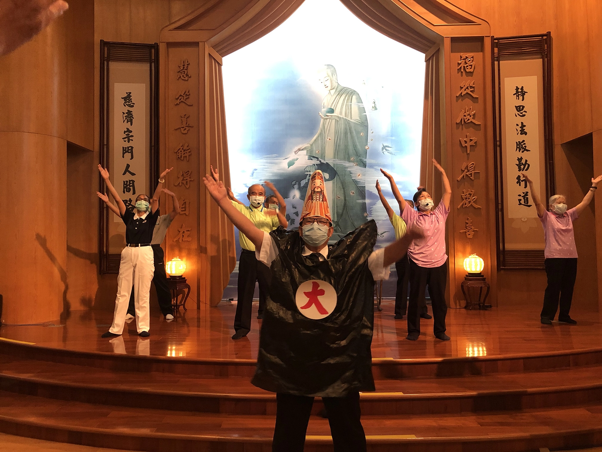 台東靜思堂四維樂齡站的長者以短劇及歌舞七月吉祥是歡喜月。