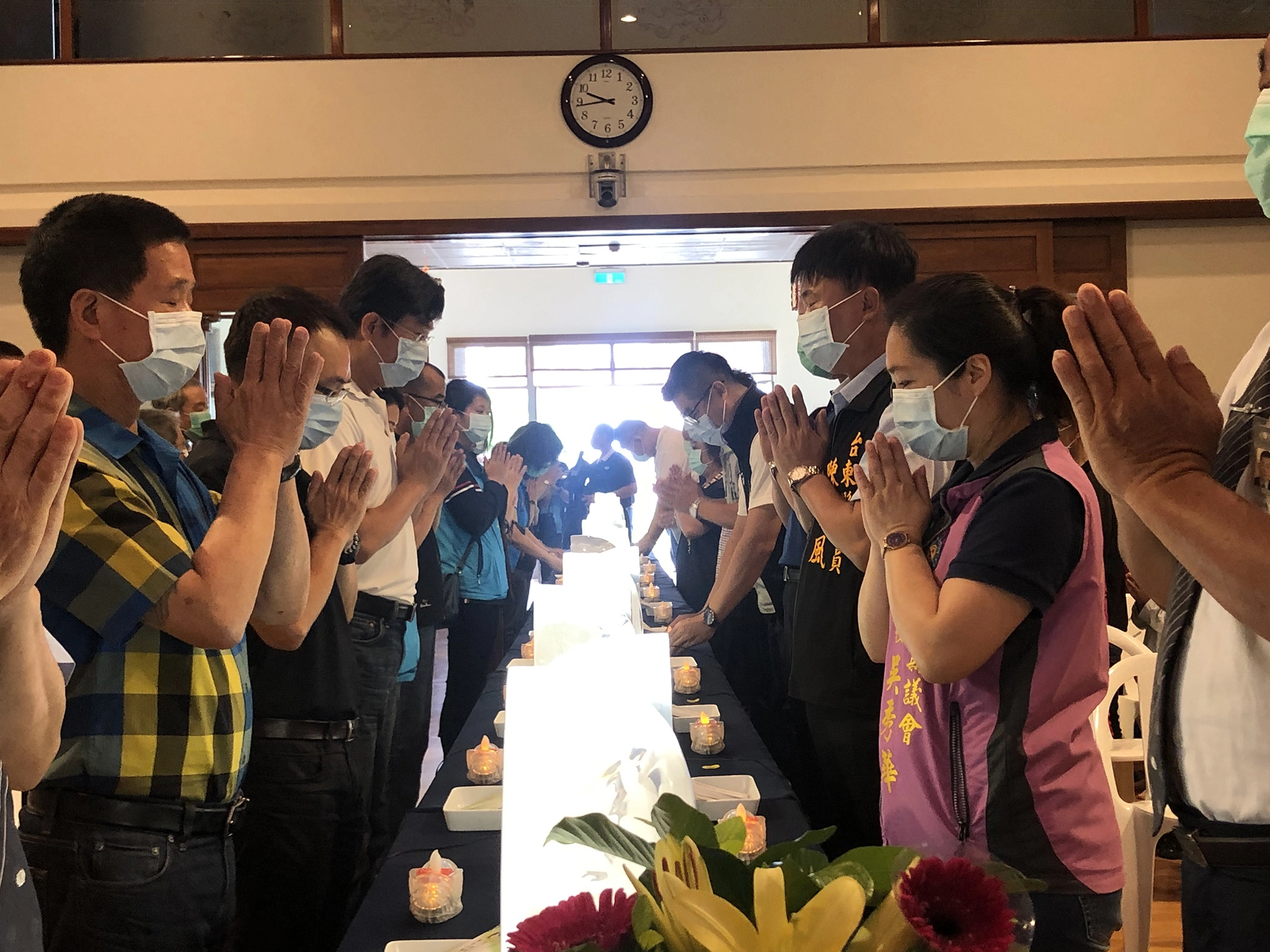臺東靜思堂舉行「七月吉祥月感恩祈福」，臺東縣議長吳秀華(右)、臺東市長張國洲市長(左)與民眾一起祈禱。