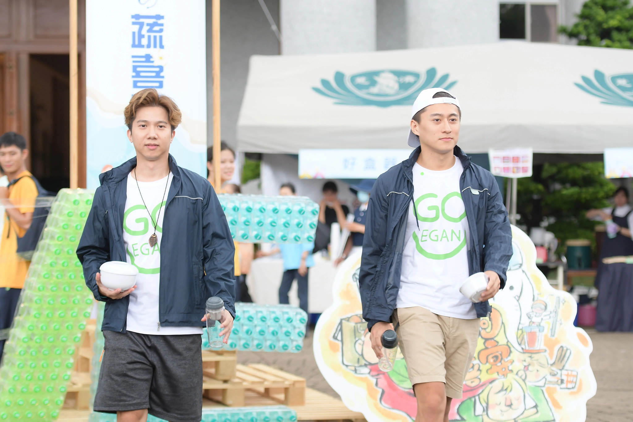 蔬食網路頻道「夠維根Go Vegan」的白龍(右)、小樹(左)積極推動素食、減塑。(攝影：周幸弘)