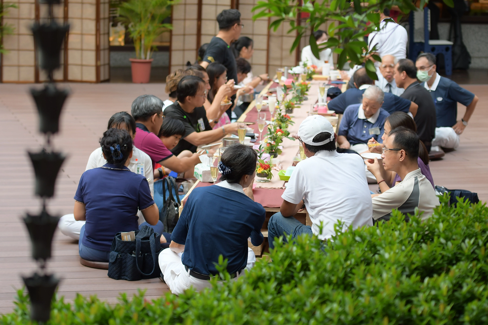 「打狗の蔬喜宴」嘉年華活動，民眾聽著表演藝術家演奏，一起聚餐。(攝影：周幸弘)