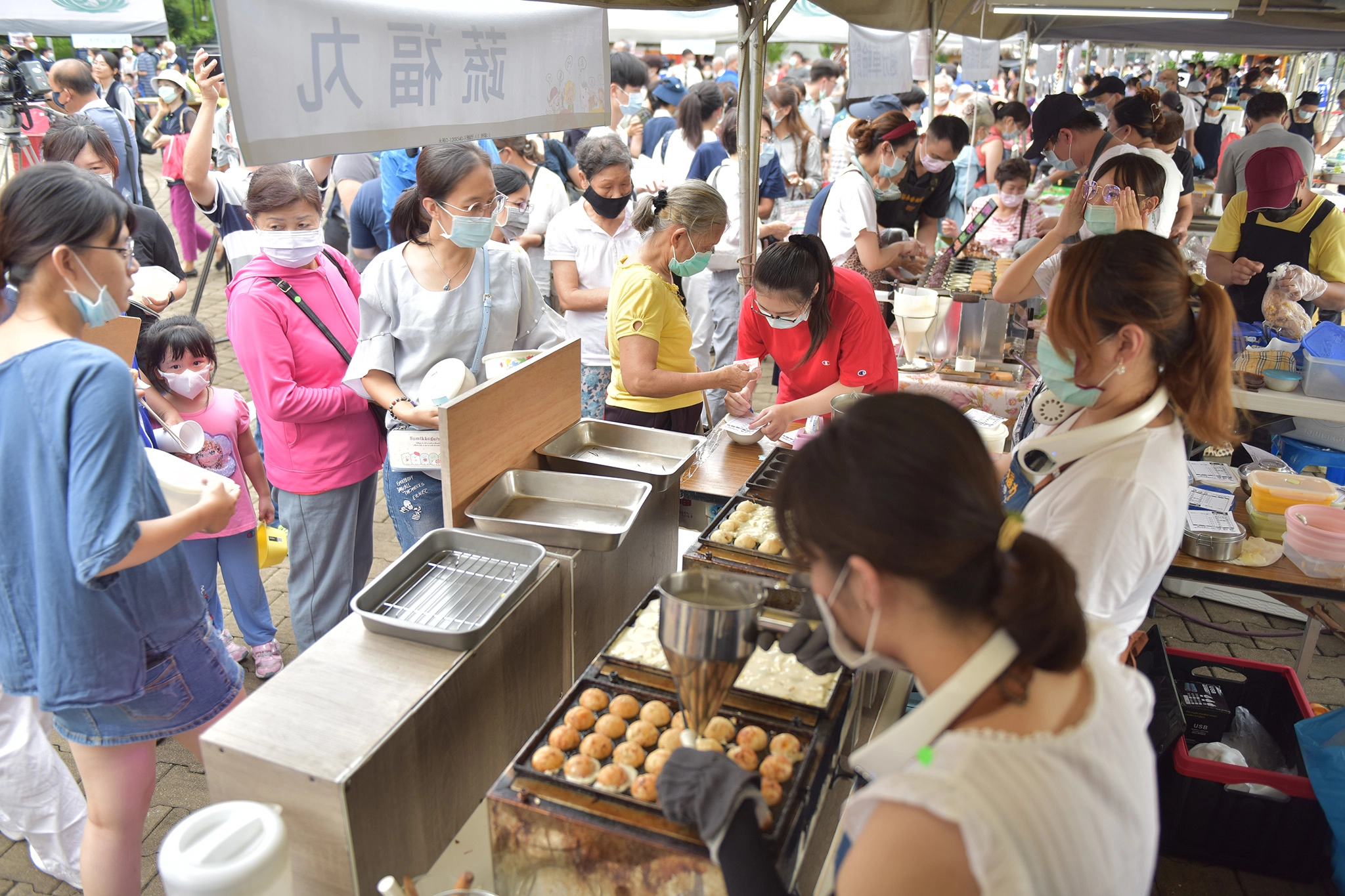 8月16日高雄靜思堂前廣場的蔬食無痕市集，民眾帶餐具來購買。(攝影：周幸弘)