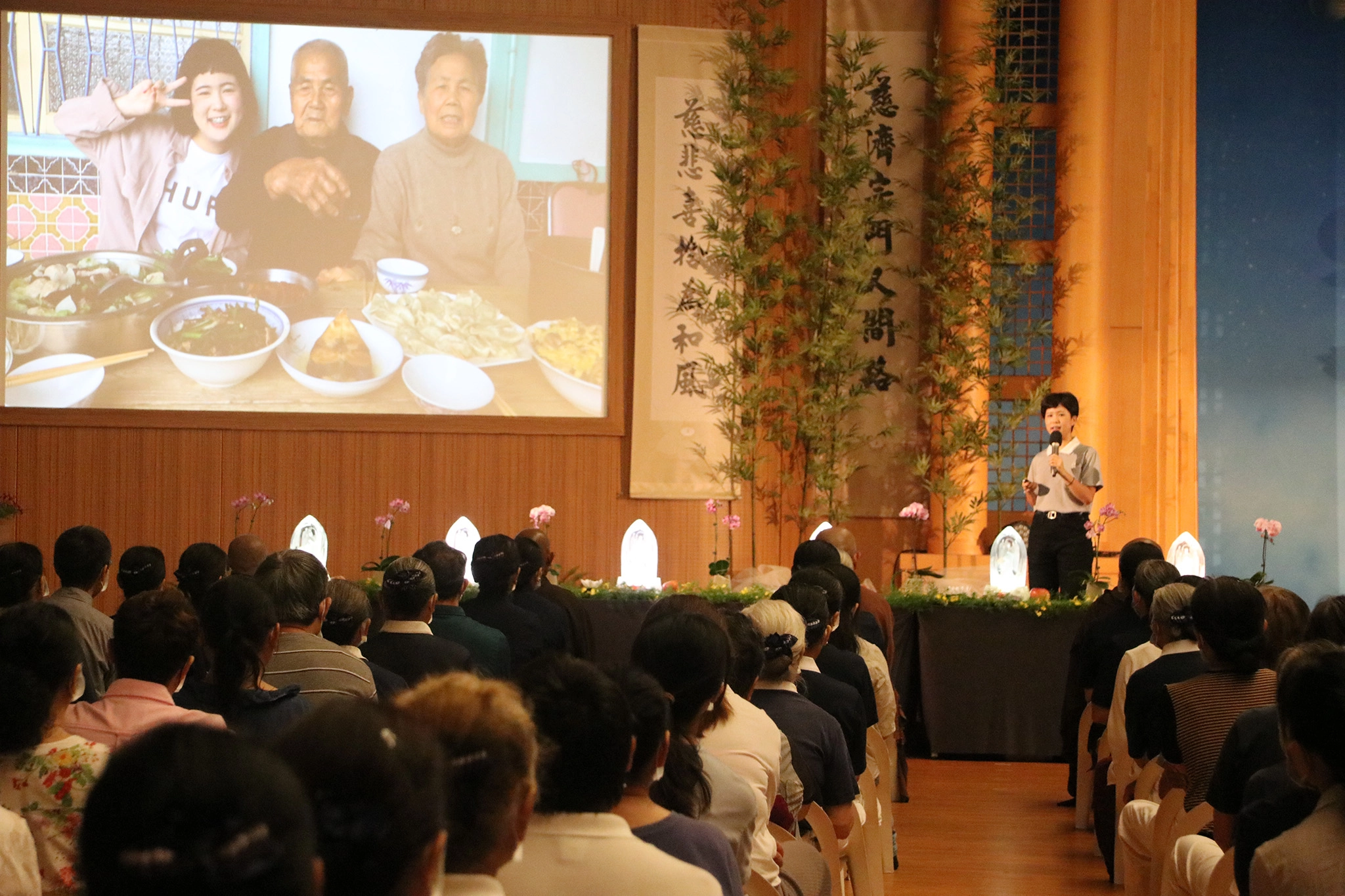 慈濟嘉義聯絡處於8月16日舉辦七月吉祥月祈福會，邀請慈濟大學醫學系的女學生簡意林分享茹素好處。