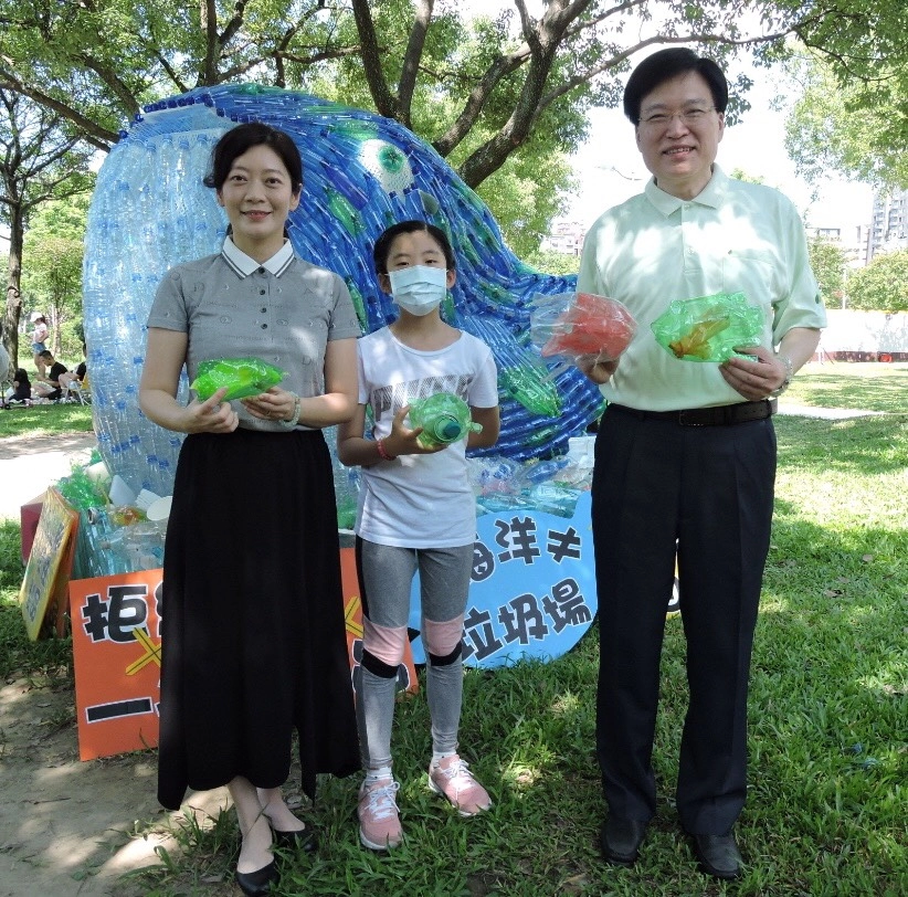 特地帶全家人來參加活動的臺北慈院趙有誠院長表示，慈濟志工在生活上力行環保、愛地球，希望把正確的生活觀念宣傳給社會大眾。