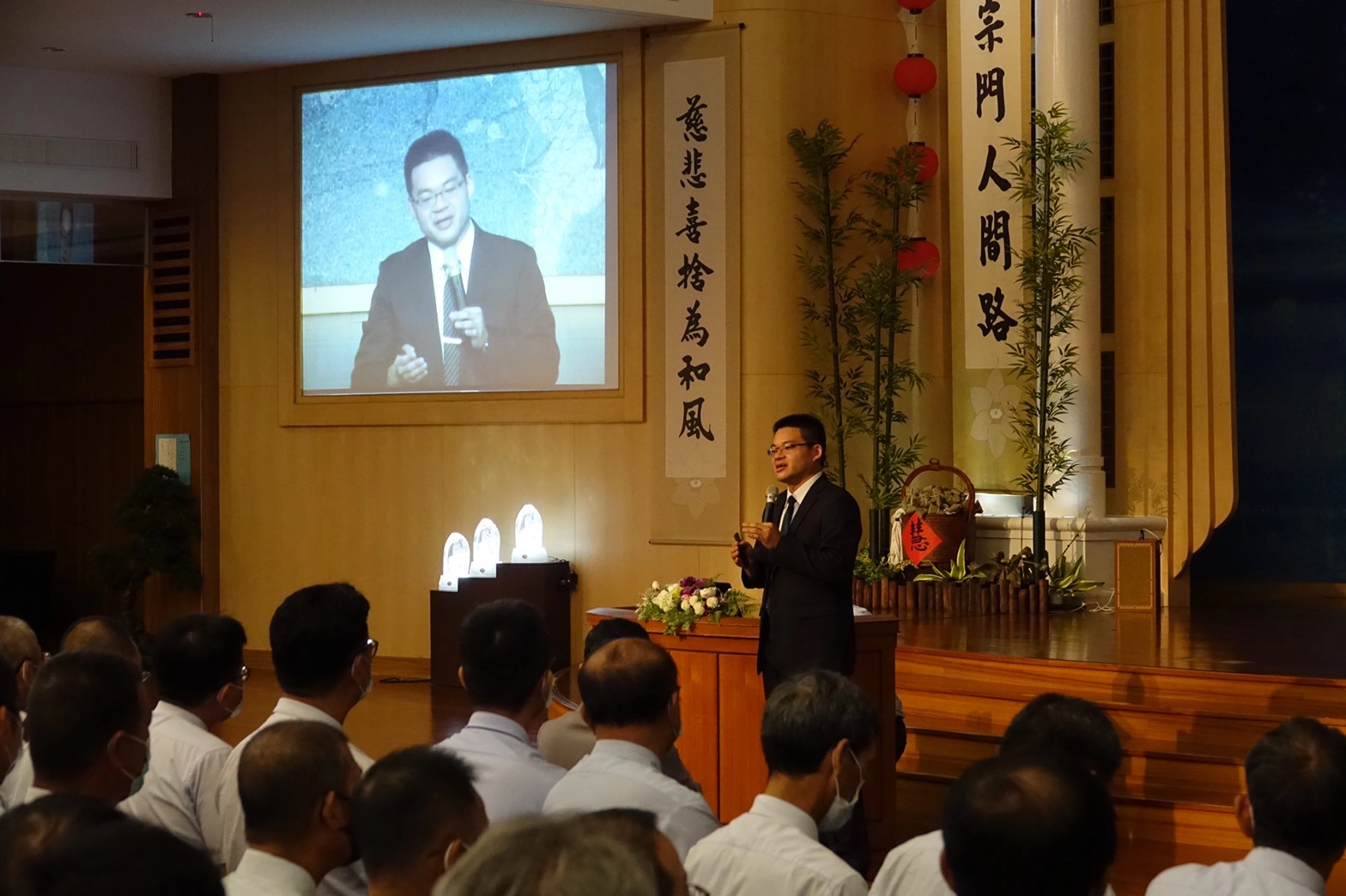 花蓮慈濟醫院運動醫學中心主任劉冠麟醫師，為現場平均年齡超過60歲的宣導志工，加強自我健康骨科講座。