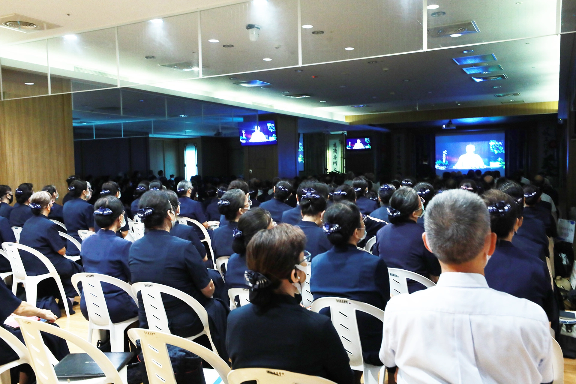 慈濟大學109年度慈誠懿德會暑期精進研習課程，於2020年8月15日在東區聯絡處舉辦，約六百名慈誠爸媽共同參與此次研習，他們身肩傳承「慈濟人文」精神給學生的責任與使命。