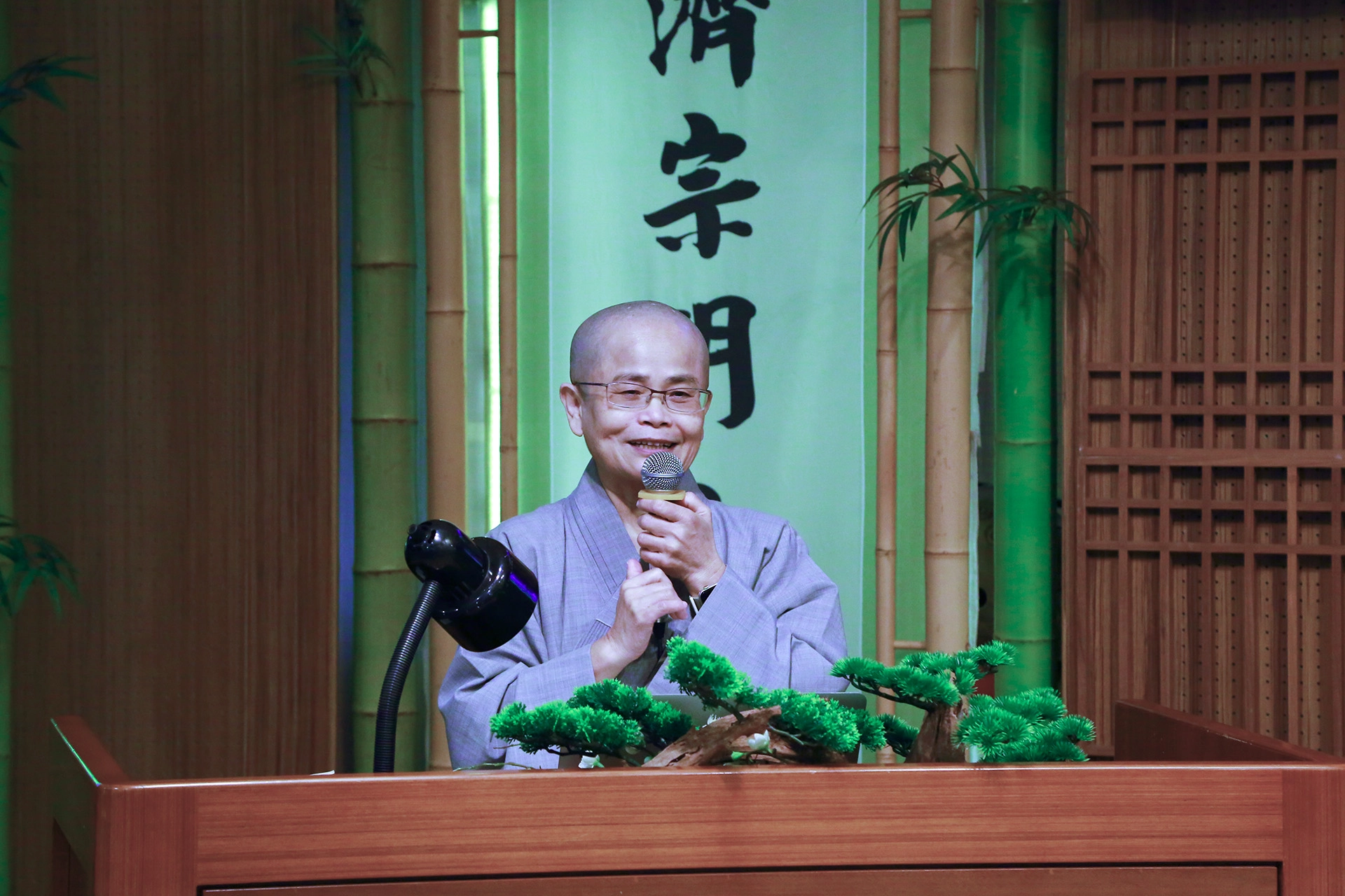 在「大哉教育 善哉造福」課程中，德宸師父說，四大志業都不能脫離法。教育也在言行之間，慈誠爸爸懿德媽媽的陪伴，對孩子影響很深。因此德宸師父特別整理證嚴上人晨語開示內容，和所有學員分享。
