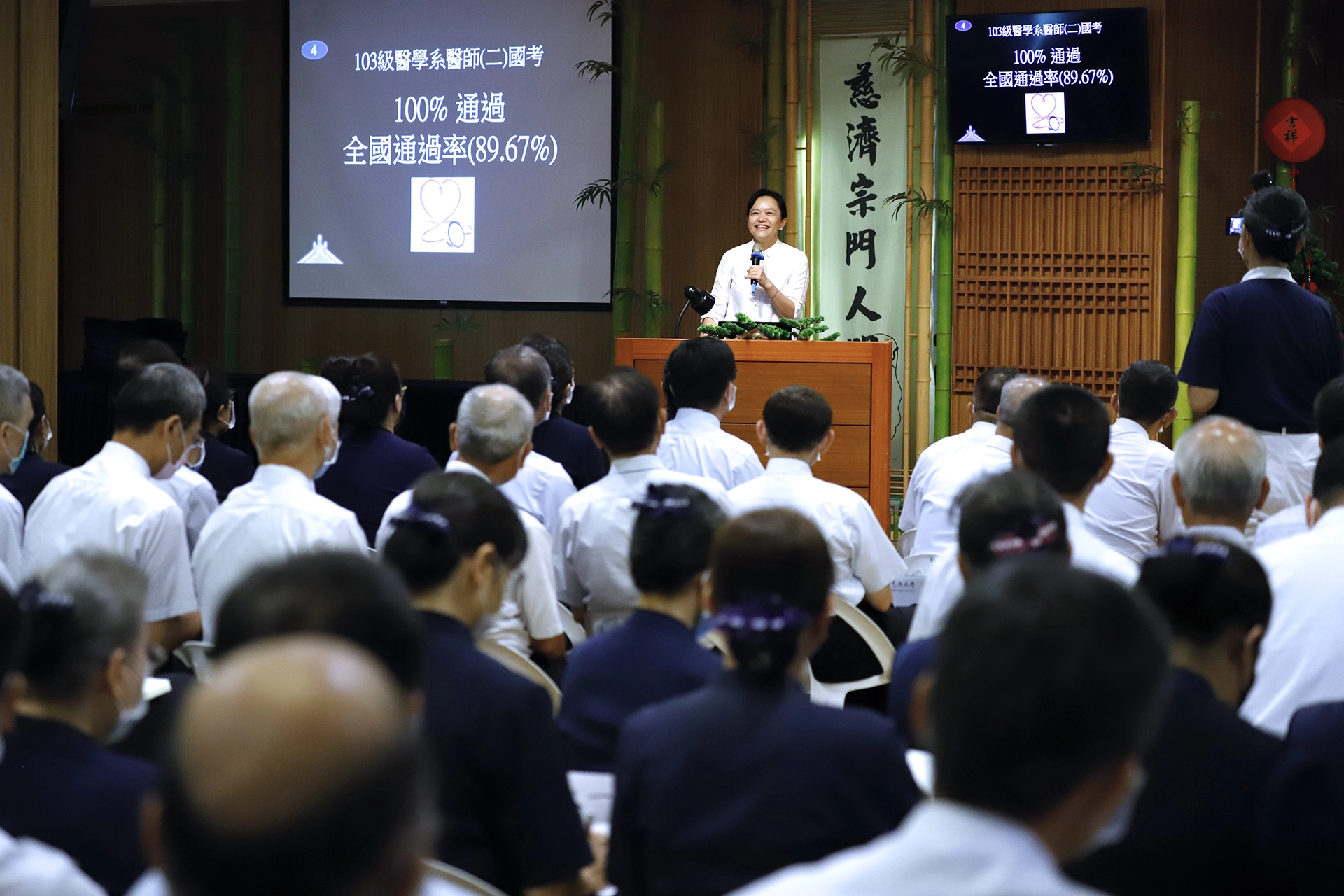 劉怡均校長，去年八月接任慈濟大學第十任校長，除了延續優秀傳統外，持續推動校務成長，讓109年慈濟大學招生、教學、研究各方面，都交出一張漂亮的成績單。