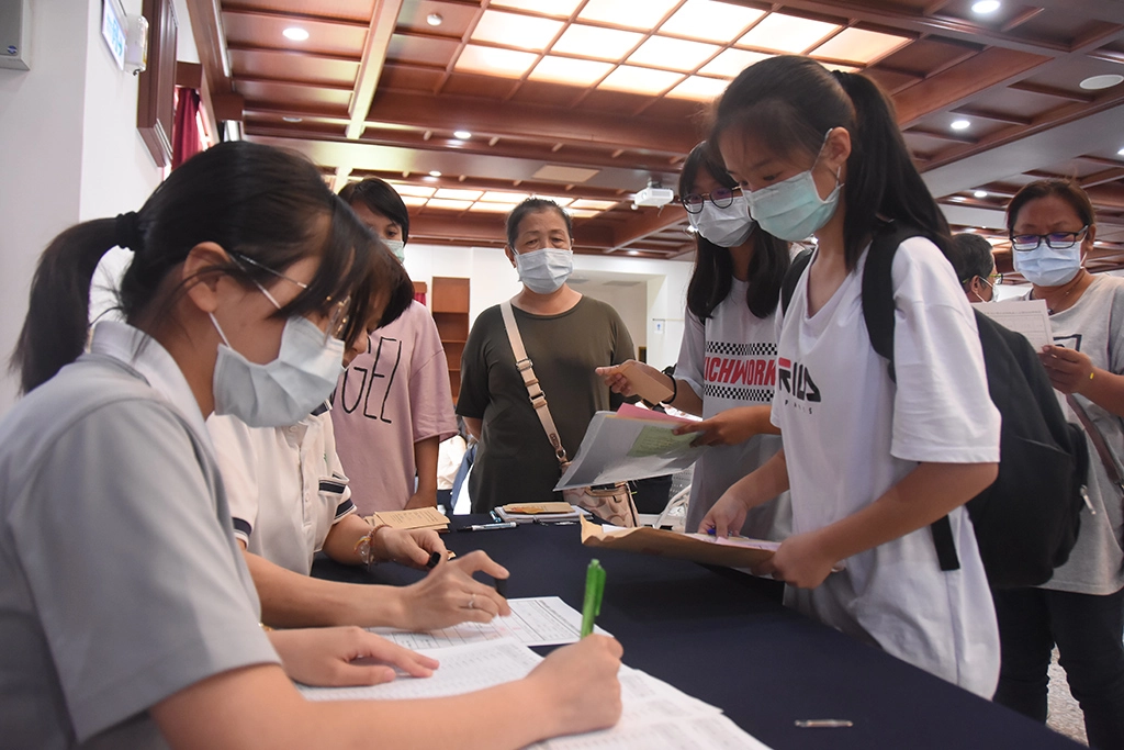 慈濟科技大學新生繳交畢業證書、申請獎助學金。