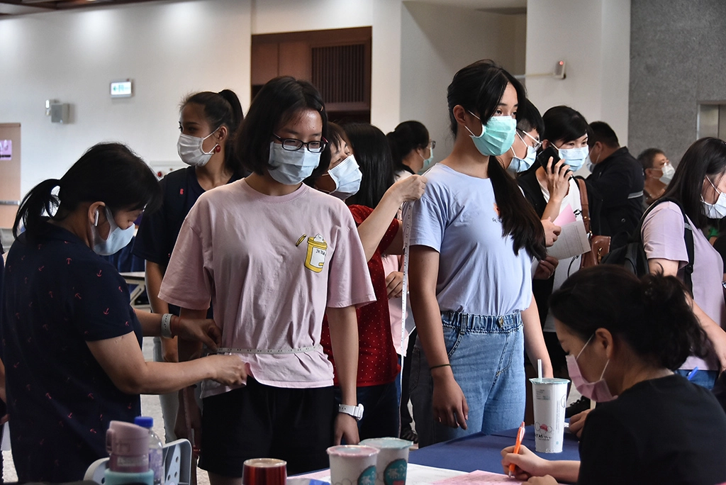 現場套量制服尺寸，成為慈科大新鮮人。