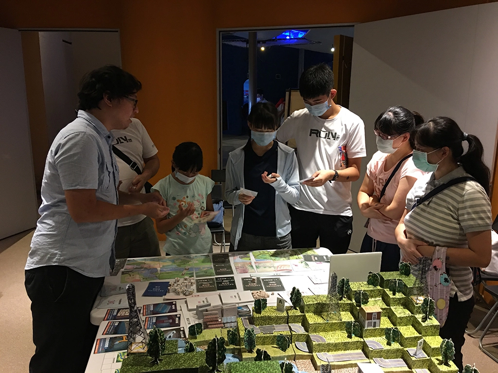 國立臺灣師範大學團隊「Edu-Artists」分享作品「SAVIOURS」。