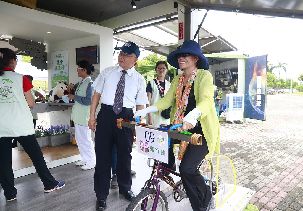 雲林縣副縣長謝淑亞與雲林縣環保局團隊，特地前往嘉義參觀慈濟「行動環保教育車」並闖關體驗。