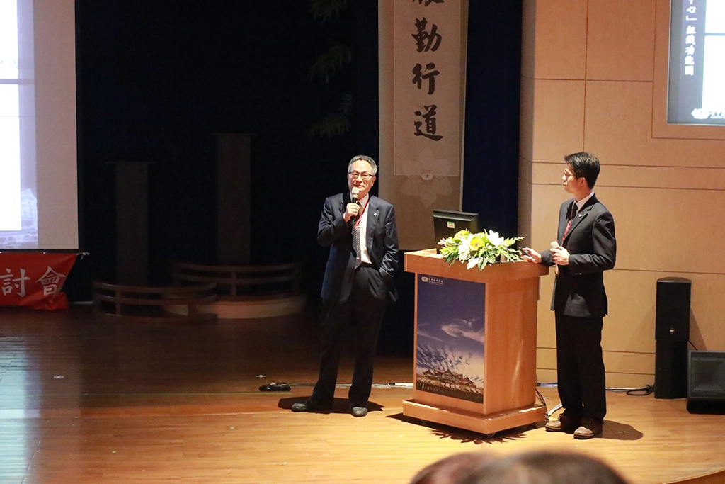 臺中慈濟醫院副院長王人澍與藥師曾樹城，分享中醫臨床治療皮膚炎案例。