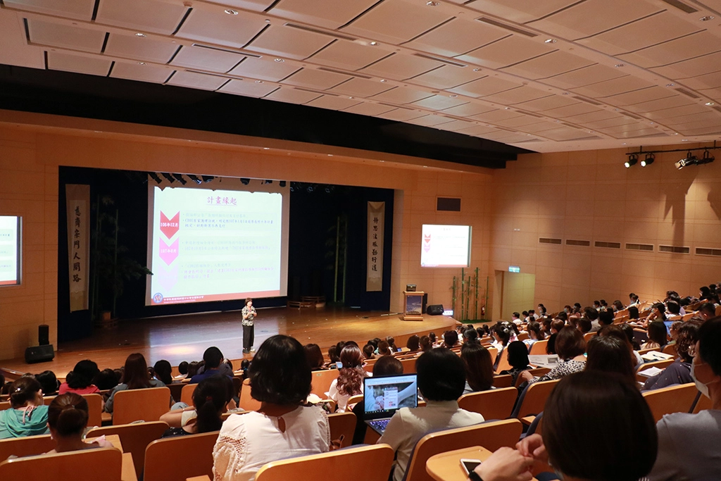 近400位人員齊聚臺中慈濟醫院參加CD02居家護理指導與諮詢照護操作手冊教育訓練說明會。