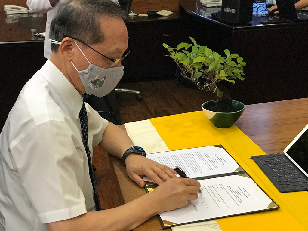 慈濟8月22日與大猩猩基金會簽署合作備忘錄，慈濟由顏博文執行長代表簽署。