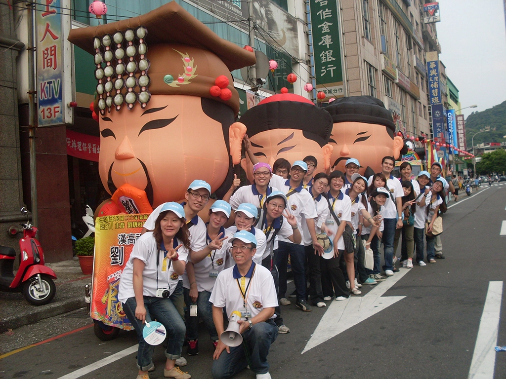 基隆文史青年壯遊點中元祭遊行。
