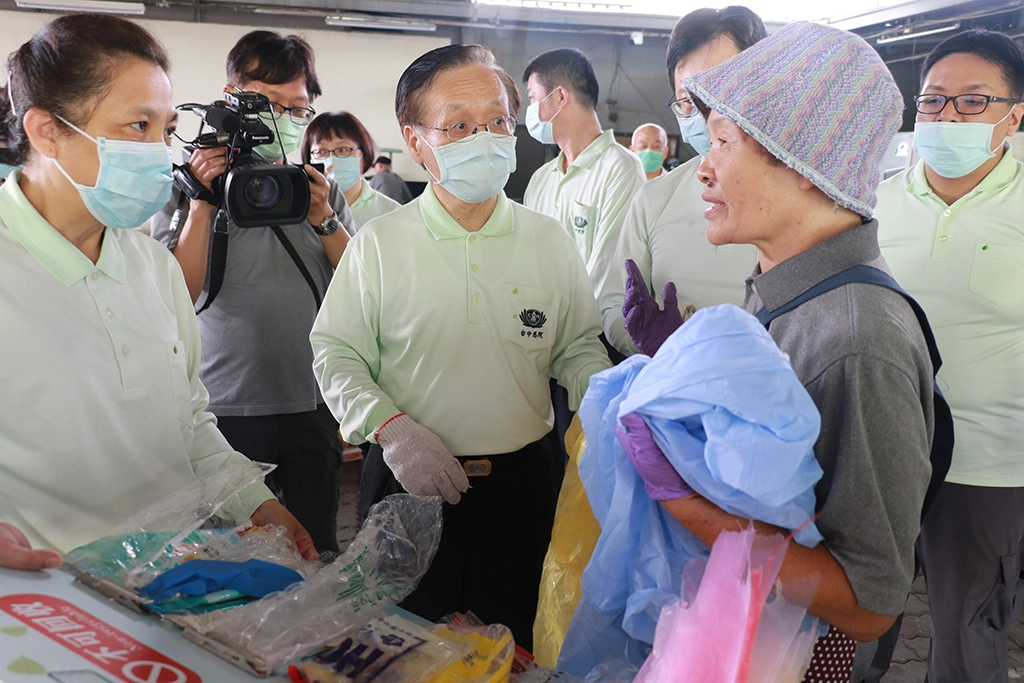 潭子環保站潭子環保站志工以實品說明可回收與不可回收塑膠材質的不同。