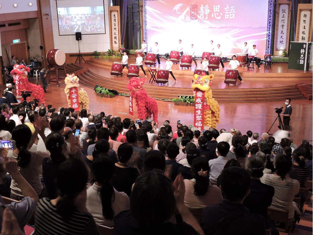 祈福會一開始就以歡喜心開場，鼓聲震攝人心、醒獅鼓動心神，而細節就藏在獅頭拉開紅布軸。 