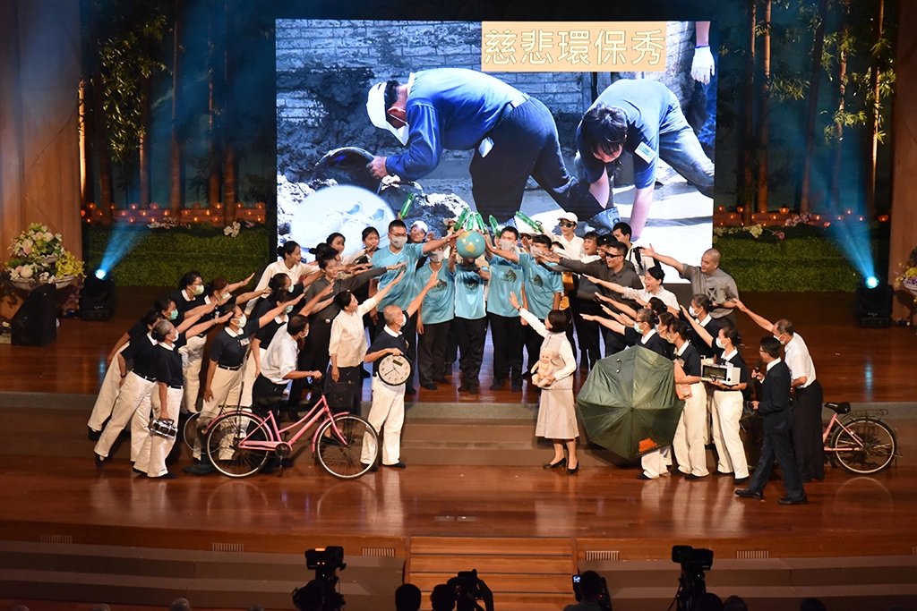環保秀以環保站回收來的電器、腳踏車、雨傘、惜福衣，以及用回收的塑膠物品製成的大愛感恩科技織品、日常用品等。