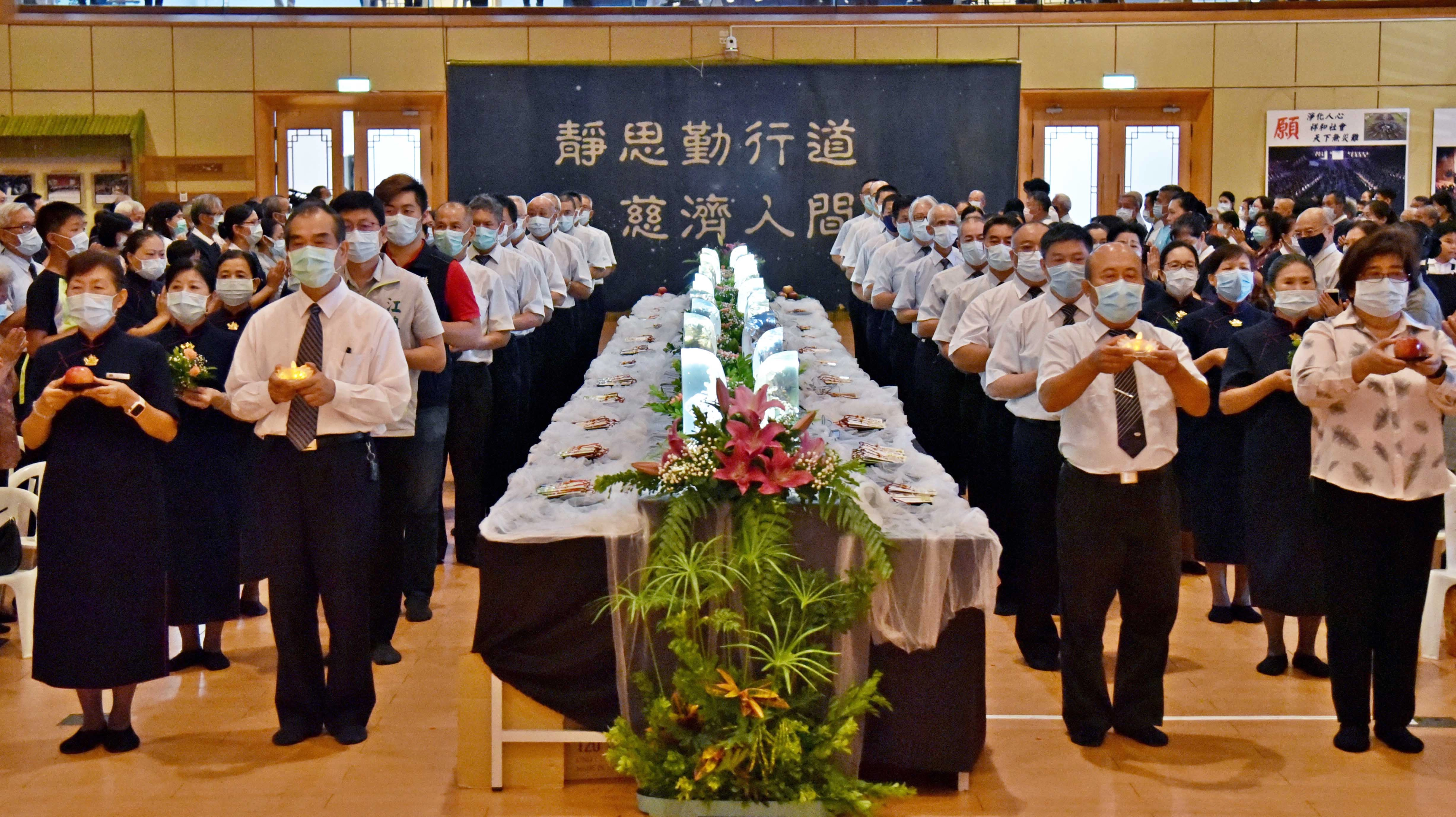 8月23日宜蘭慈濟於羅東聯絡處舉辦一場祈福會，羅東鎮長吳秋齡(前排右一)、五結鄉長沈德茂(前排左二)也出席獻供。