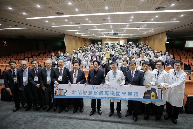 副總統出席「台灣人工智慧學校北部智慧醫療專班開學典禮」，並合影。