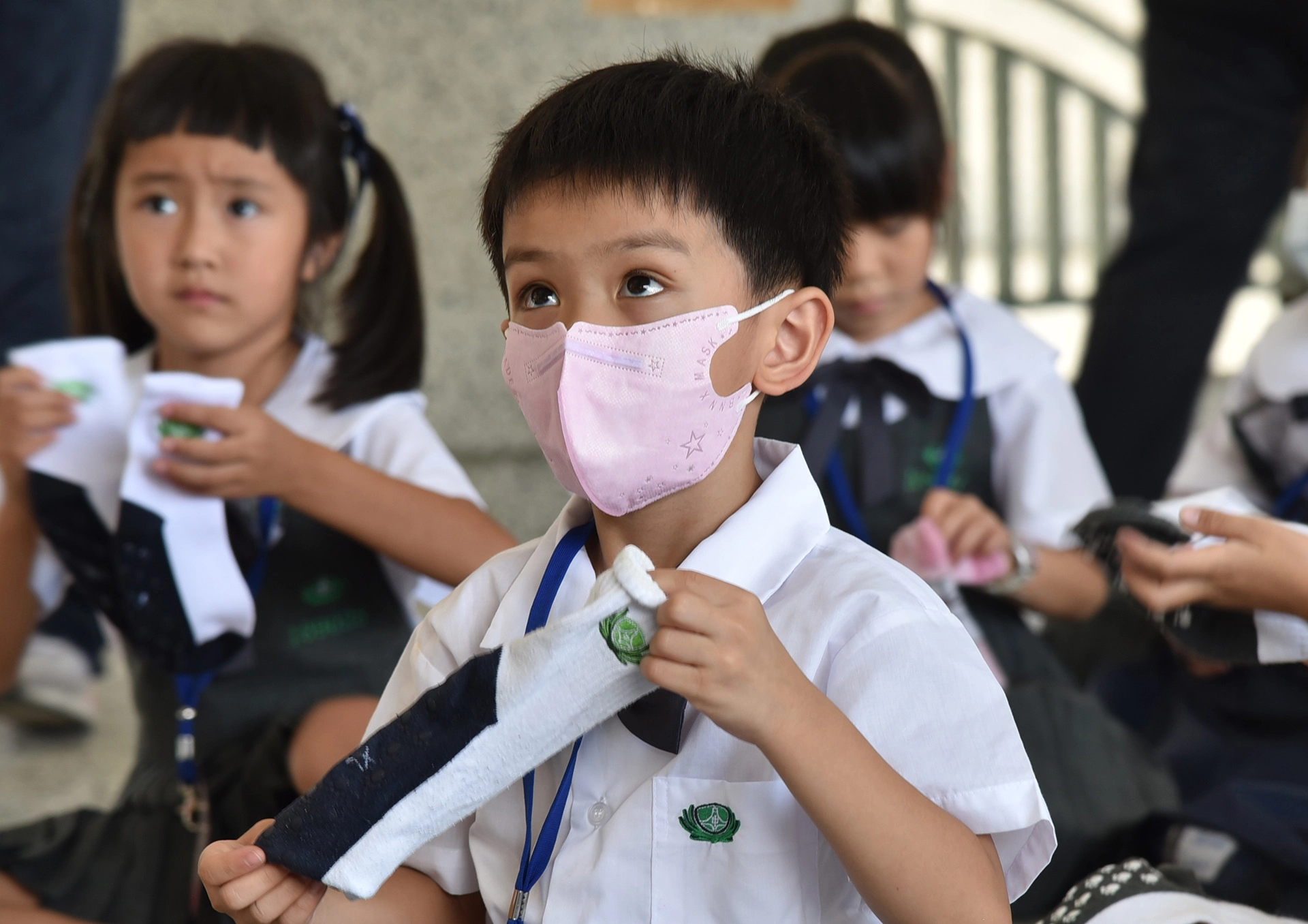 孩子們認真學習摺襪子的表情令人動容。(拍攝：郭明娟)