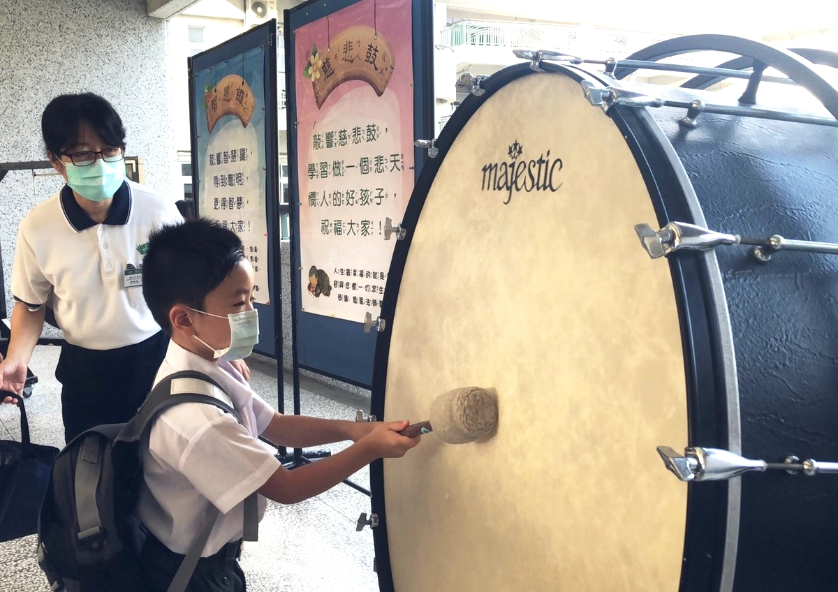 敲響「慈悲鼓、智慧鑼」，增長智慧、慈悲心(拍攝陳怡臻)