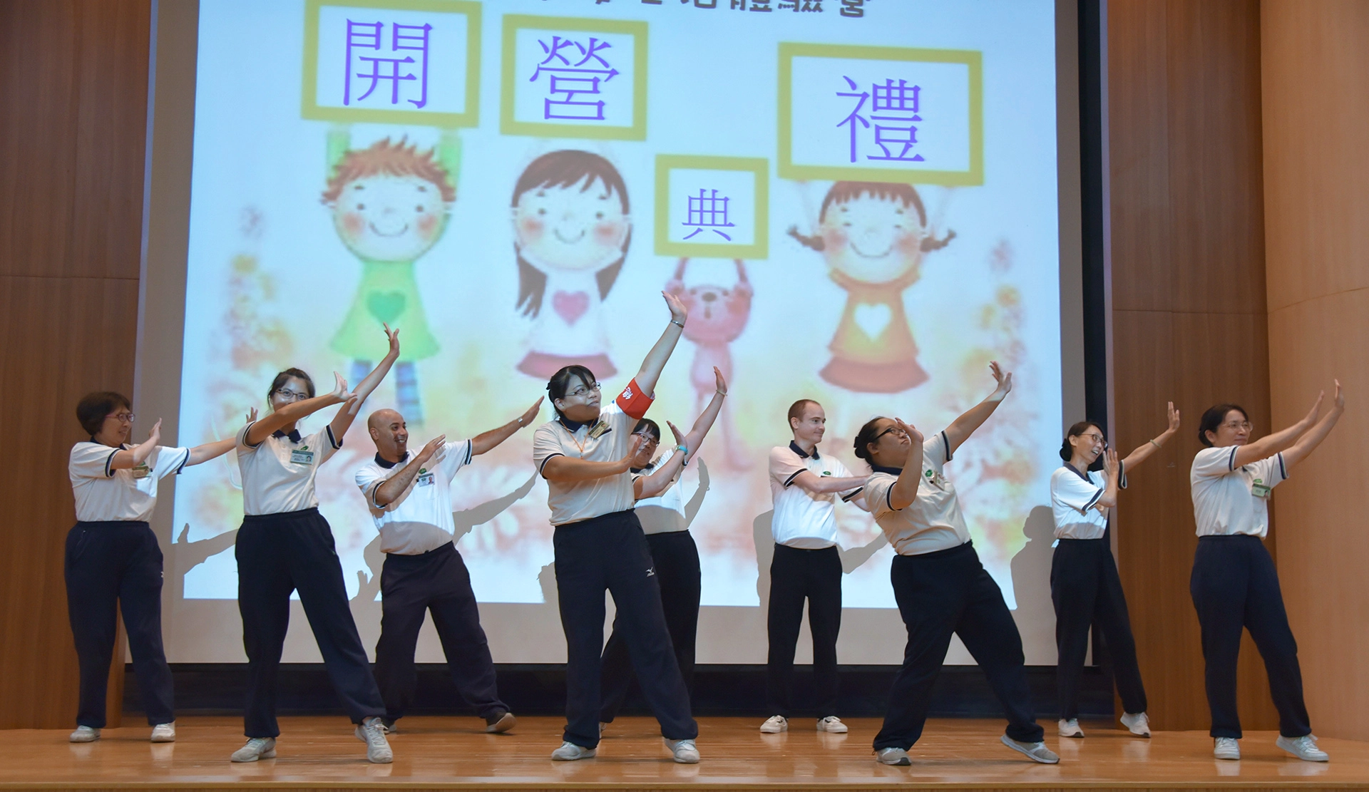 熱情洋溢的師長們歡迎孩子加入慈濟的大家庭。(拍攝：蘇友祿)