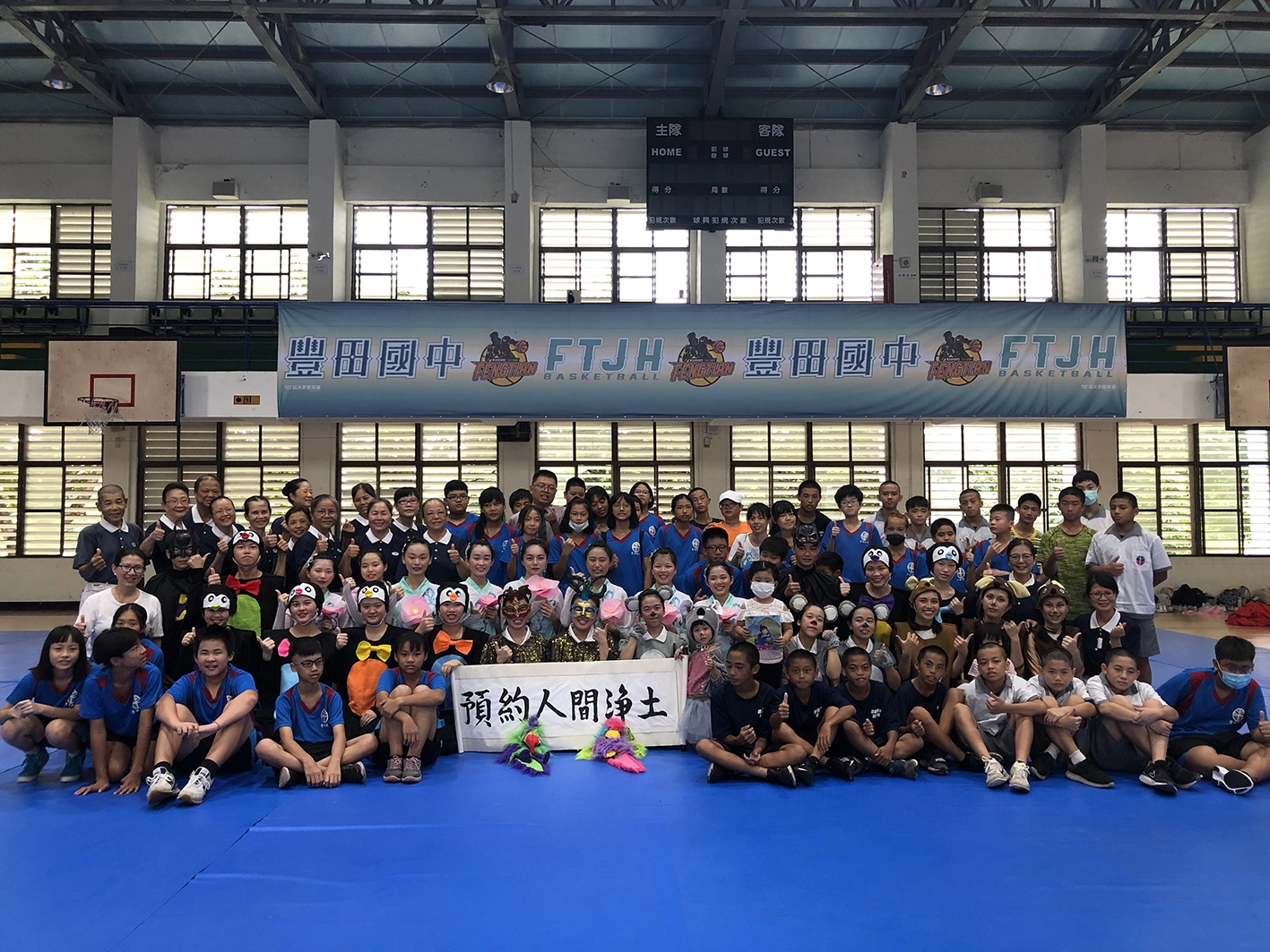 豐田國中校長及新生入學生與慈濟科技大學一同合影。(圖為慈濟基金會提供)
