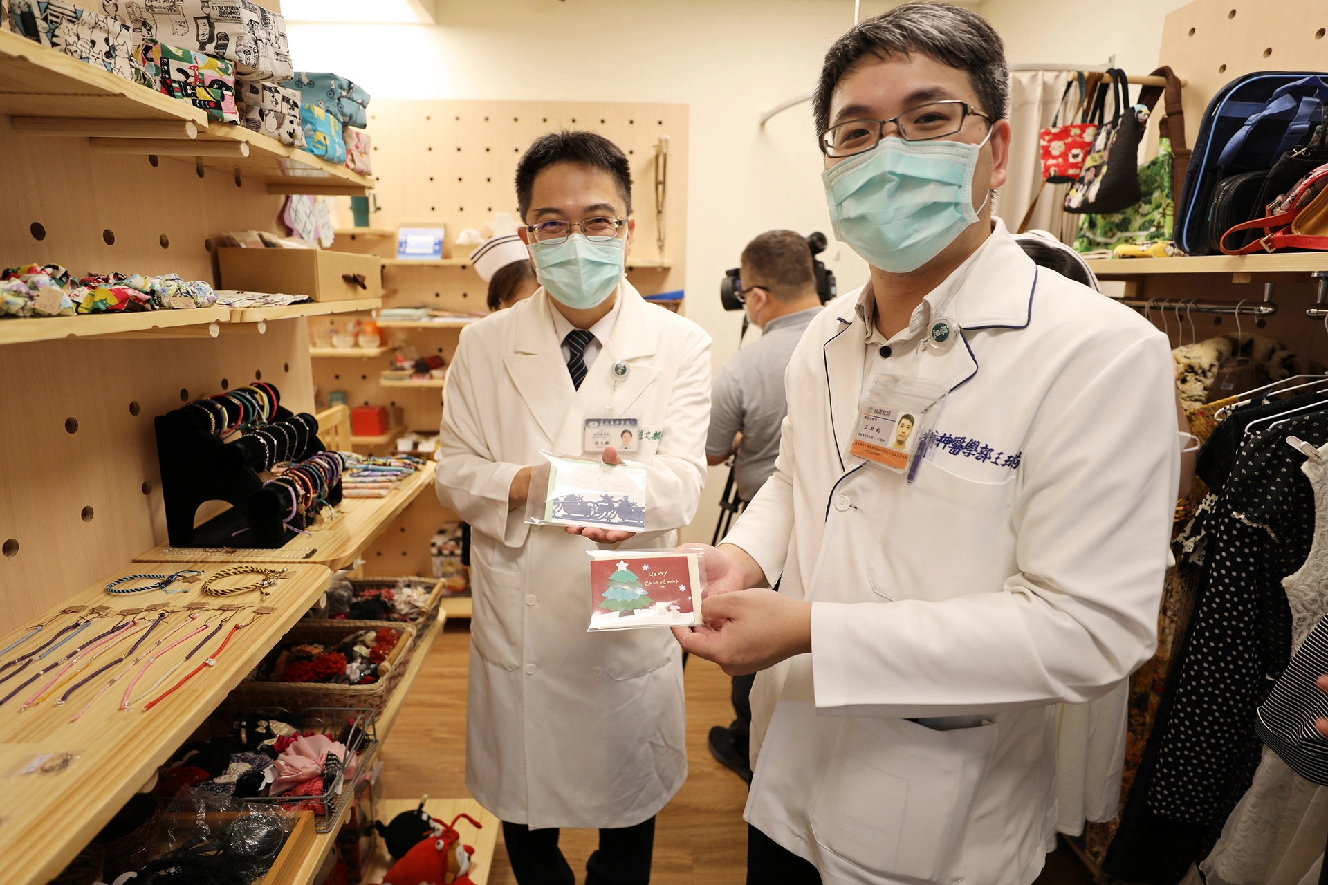 花蓮慈院精神醫學部一般精神科主任趙又麟(右)、職能治療師王玠鈞(左)秀出學員手作精美卡片。