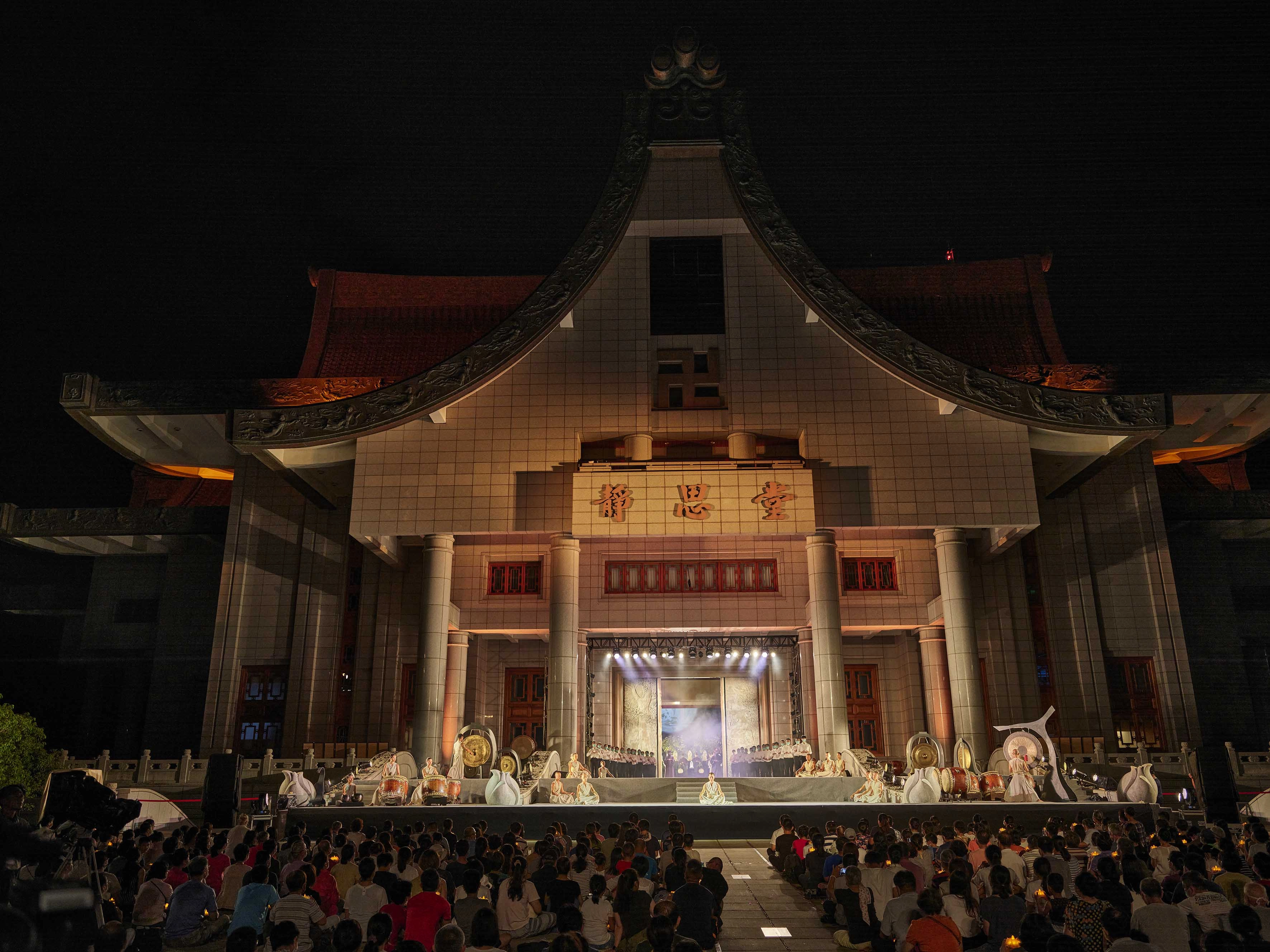 由靜思精舍法師帶領全體祈福，向防疫英雄感恩、為天下萬物祈福。(圖為慈濟基金會提供)