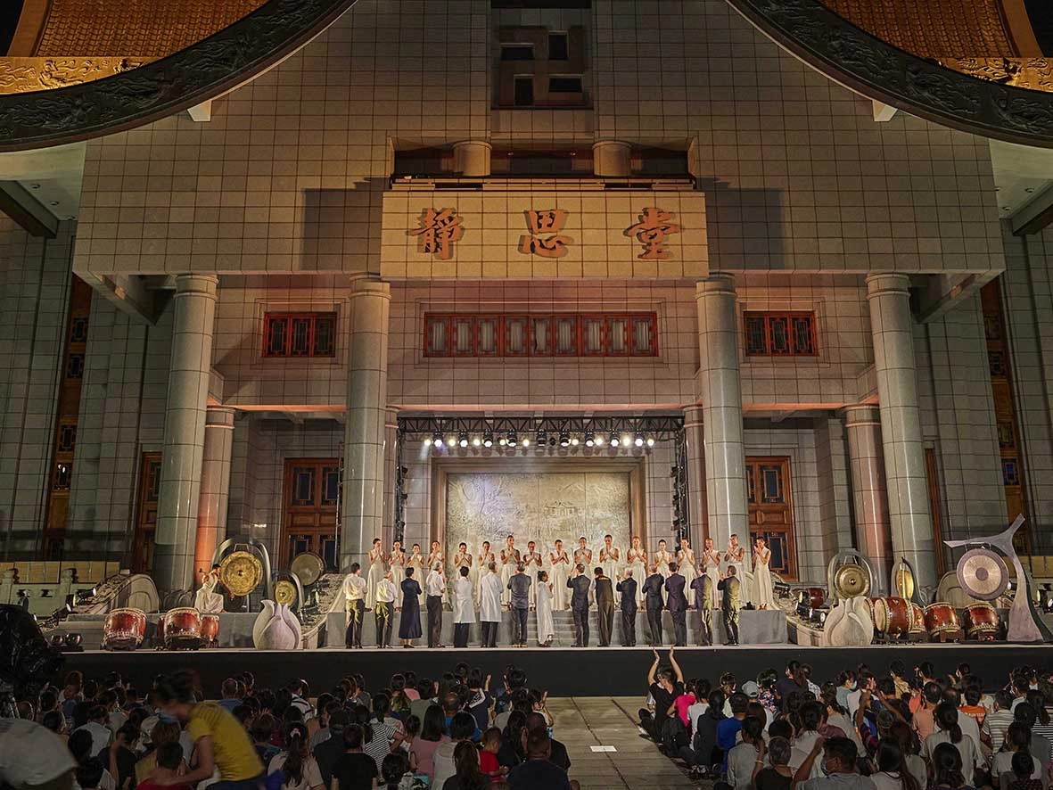 全體人員感恩優人神鼓精湛演出。(圖為慈濟基金會提供)