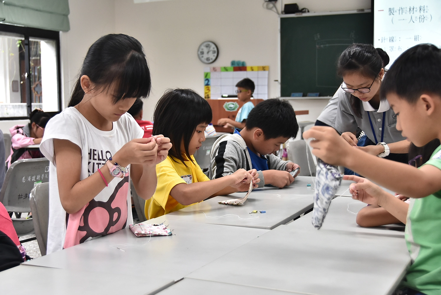 小朋友動手縫口罩套，自製獨一無二的作品。