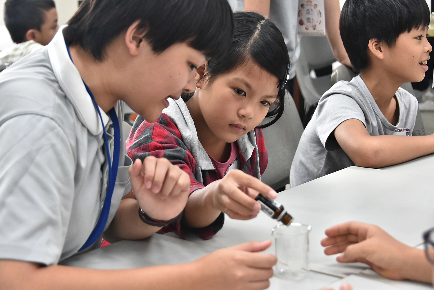 慈濟科技大學生帶領小朋友自製天然防蚊液。