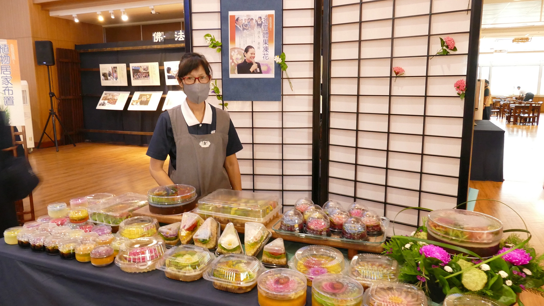 3D立體造型外觀的果凍花，食材講求純天然、養生、素食，學員展示自己的作品。