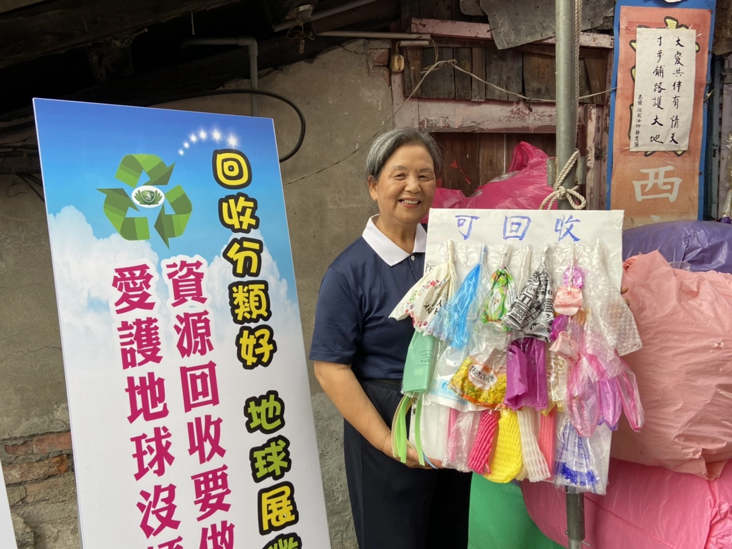 王麗花做塑膠袋回收環保努力不懈，即使腳不舒服，甚至年節都不休息。(慈濟基金會)