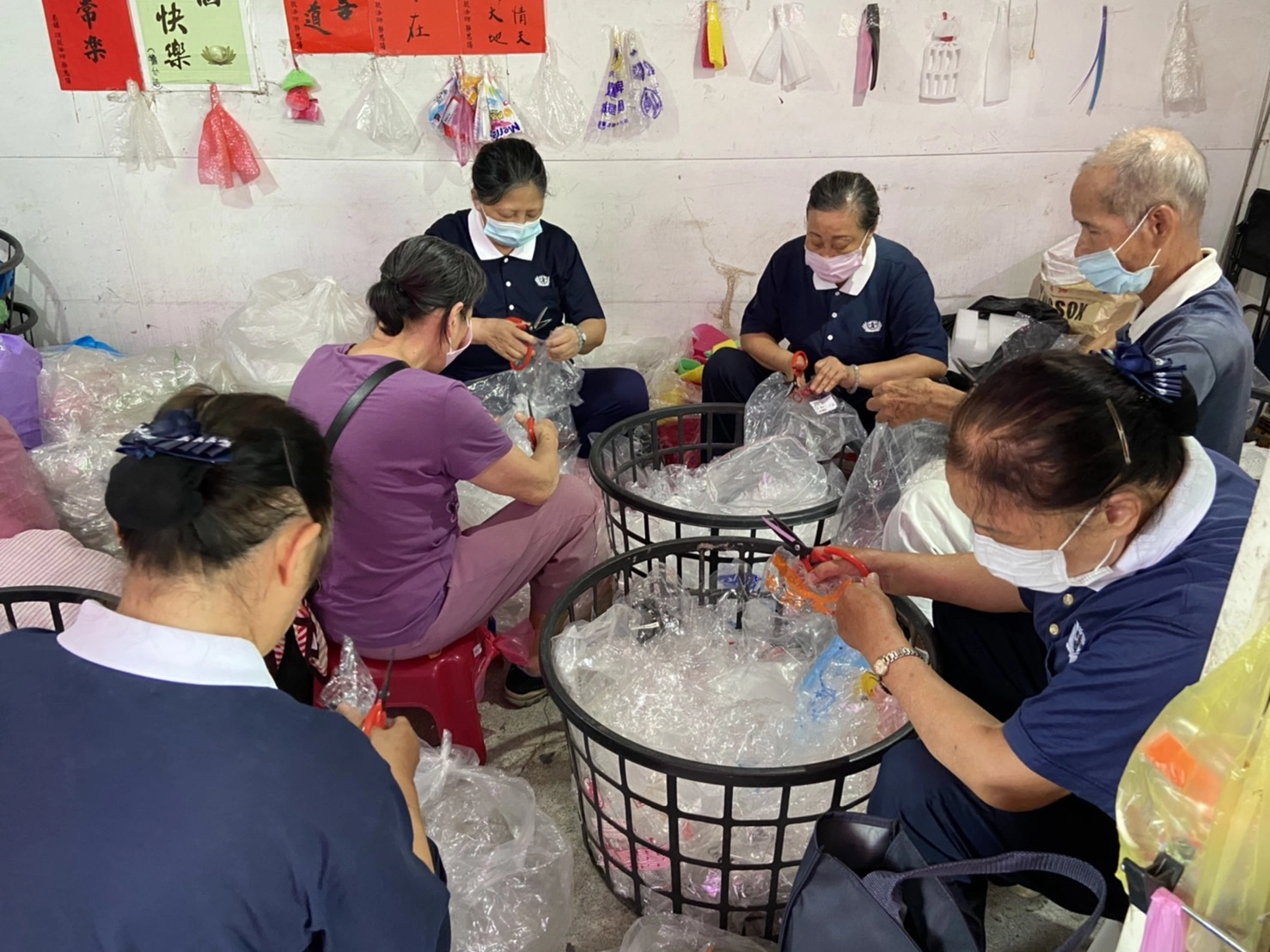環保志工們每天一早就齊聚在塑膠袋回收站，開始進行分類和回收的工作。(慈濟基金會)