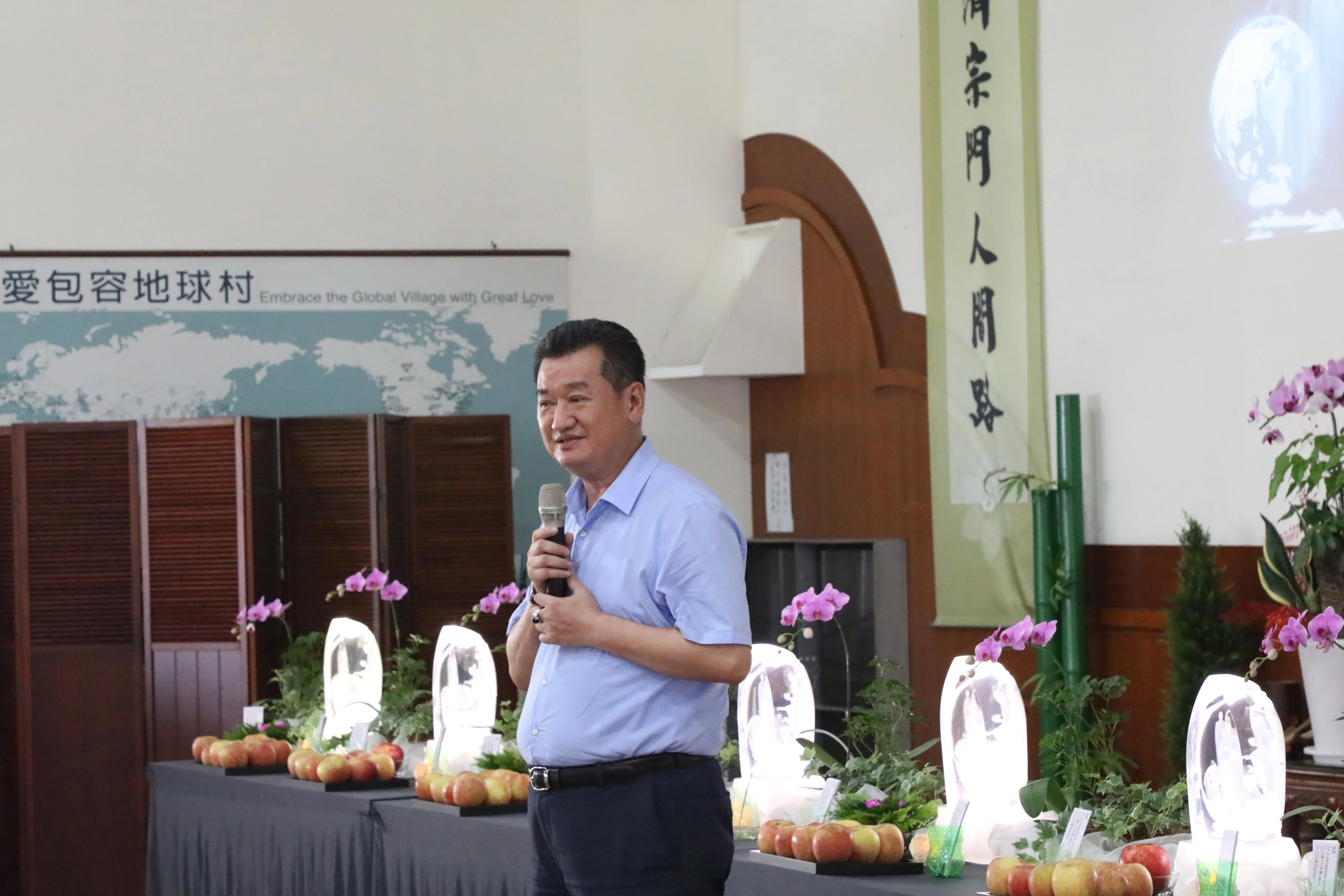 簡景賢鎮長感謝慈濟人長期以來默默地在各地為社會受苦難的人付出，並呼籲大家要破除迷信，七月是吉祥月，響應齋戒茹素、護生愛地球，並祈求消弭災疫。