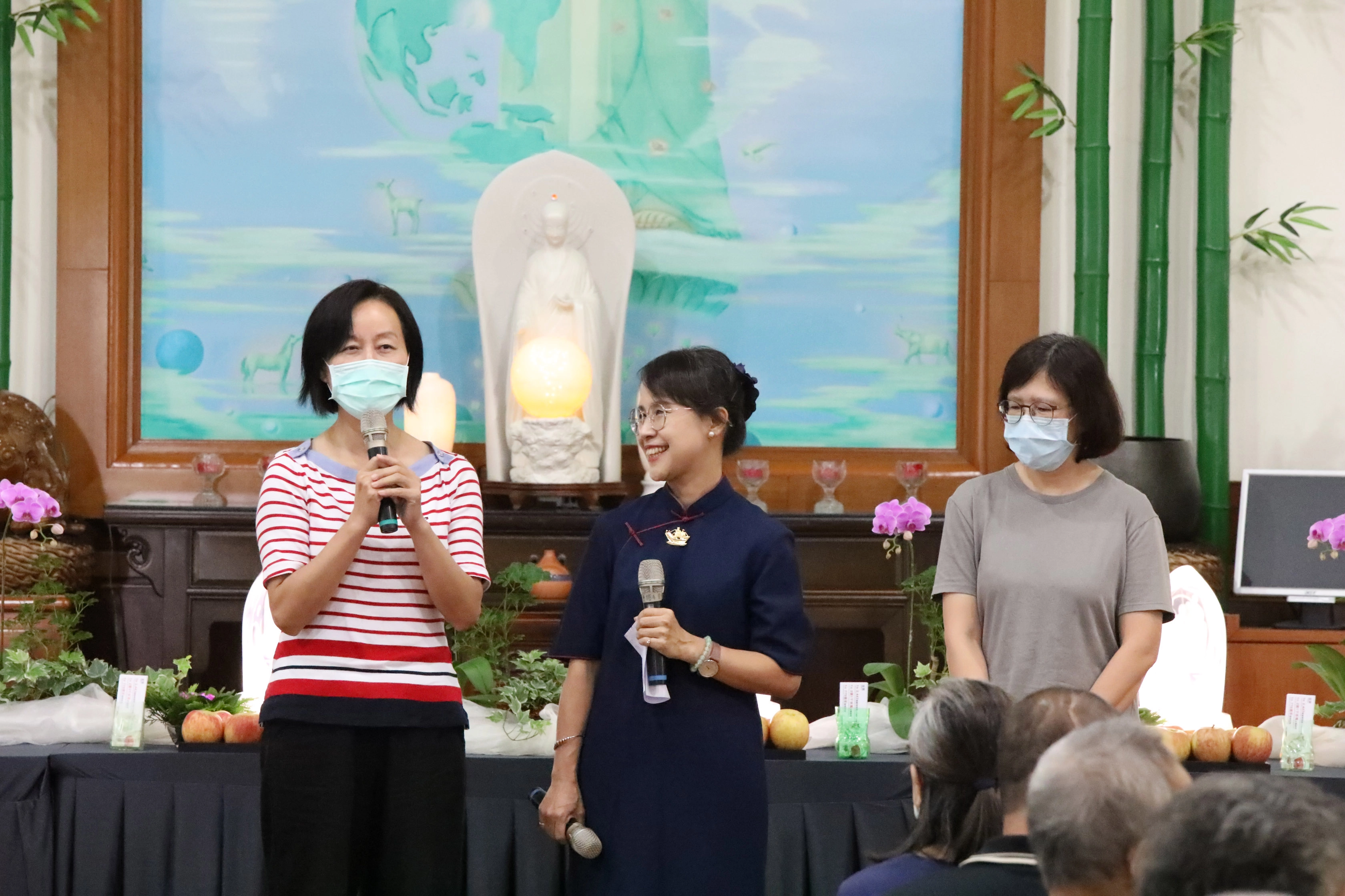 任職於衛福部南投啟智教養院的簡慧玲督導(圖左)，她感恩慈濟多年來到院方愛灑祈福推素，她為了改善體質由葷轉素，皮膚過敏也改善了。